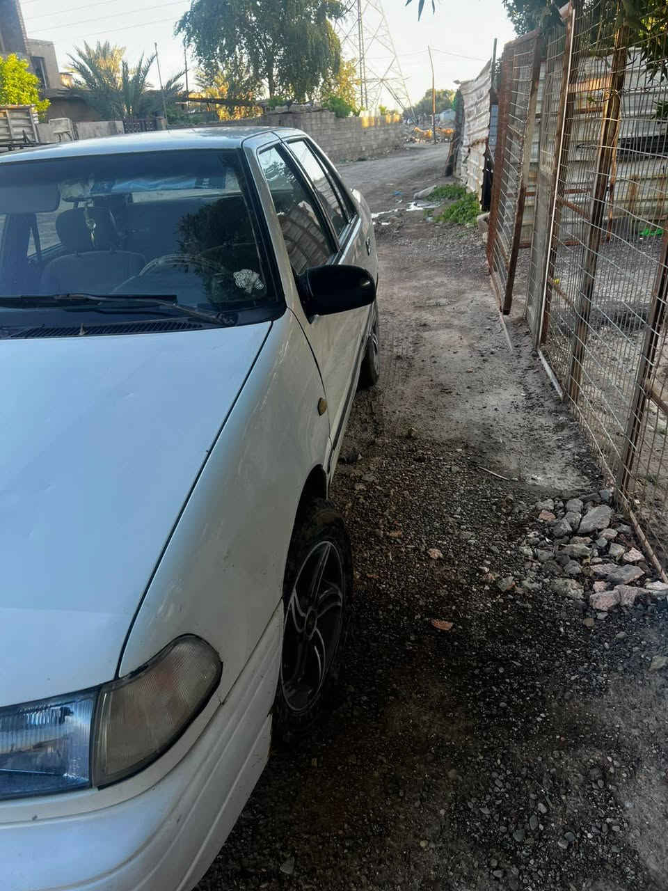 للبيع هيونداي أكسيل لون أبيض 1994 كير اوتوماتيك 
رقم بغداد هزه  وسنويه شهر 2 بأسمي
🚗 السيارة شغالة وتمشي بصورة طبيعية. 
✅ المحرك بحالة جيدة.
 ✅ الهيكل مرتب كما موضح بالصور. 
⚠️ المكيف لا يعمل (ما بيها تبريد). 
⚠️ الكير بيه صفنة ويحتاج فحص أو تصليح. 
📄 أوراقها كاملة وجاهزة للنقل.
سعرها 32 ورقه 
السعر مناسب ومراعي الملاحظات، وقابل للتفاوض بعد المعاينة.
للاستفسار التواصل على الرقم: ( ***********)
*********** واتساب 
المعاينة خير دليل، والله يبارك لصاحب النصيب

