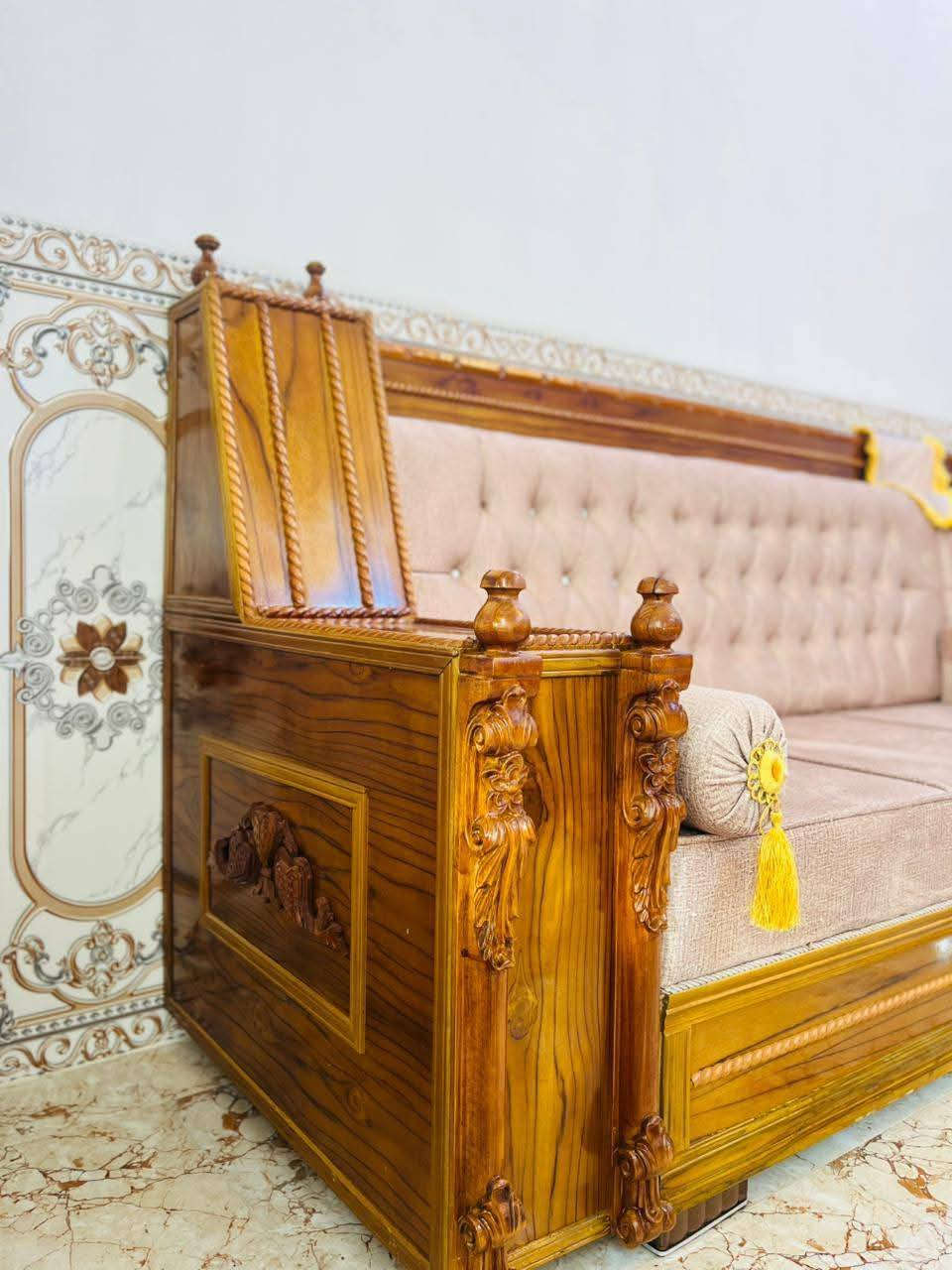 1..سعر متر ديوان #الصاج 175/ نشتغل قسط بدون تحميل 
2..سعر متر ديوان #المودرن 100 
 *********** واتساب يقدم معرض بيت الزان  لزبائنه الكرام أحدث موديلاته من الدواويين  الصاج و الملكيه والمودرن  بمواصفات راقيه
 مع ظمان حقيقي لمدة 20 سنه من تاريخ الاستلام  مع طابوريه وكوشات
ملاحظه:: نعمل حسب طلب الزبون من تغيير لون القماش وحسب القياسات الزبون ولدينه كادر يذهب لمنزل الزبون لاخذ القياسات
