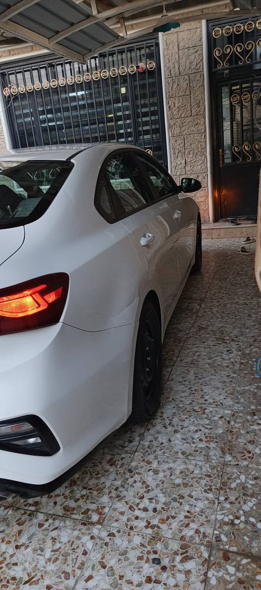 سلام عليكم
كيه فورتي ٢١
حادث مرفق مع الصور جاملغ خلفي بدون دواخل بدون ايرباك 
وكلير بنيد من امريكه قطعتين يعني 
مبينه موصفاته محاجه الذكر 
سياره بسمي بغداد ماشيه ٤٩ 
سياره جديده ونظيفه 
كير أي تي 
مكينه ٢٠٠٠ دوش 
مكاني بغداد لامين 
سعر ١٤٤ وبيه مجال 
***********
