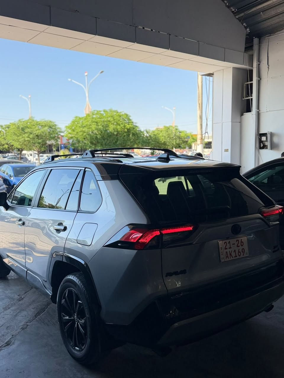 Toyota RAV4   XSE   hybrid   2024
فئة xse فول كامل مواصفات هايبرد 
تو كلر. لون رصاصي سقف اسود
ماشيه ١٩ الف
كاتي تترقم شمالي
حادث جاملغ وباب  صور حادث مرفق بل منشور 
تم تصليح بشكل جيد بدون اي نواقص
سعر ٢٤٥ $ ورقه 
مكان سياره كركوك 
للاستفسار ***********
