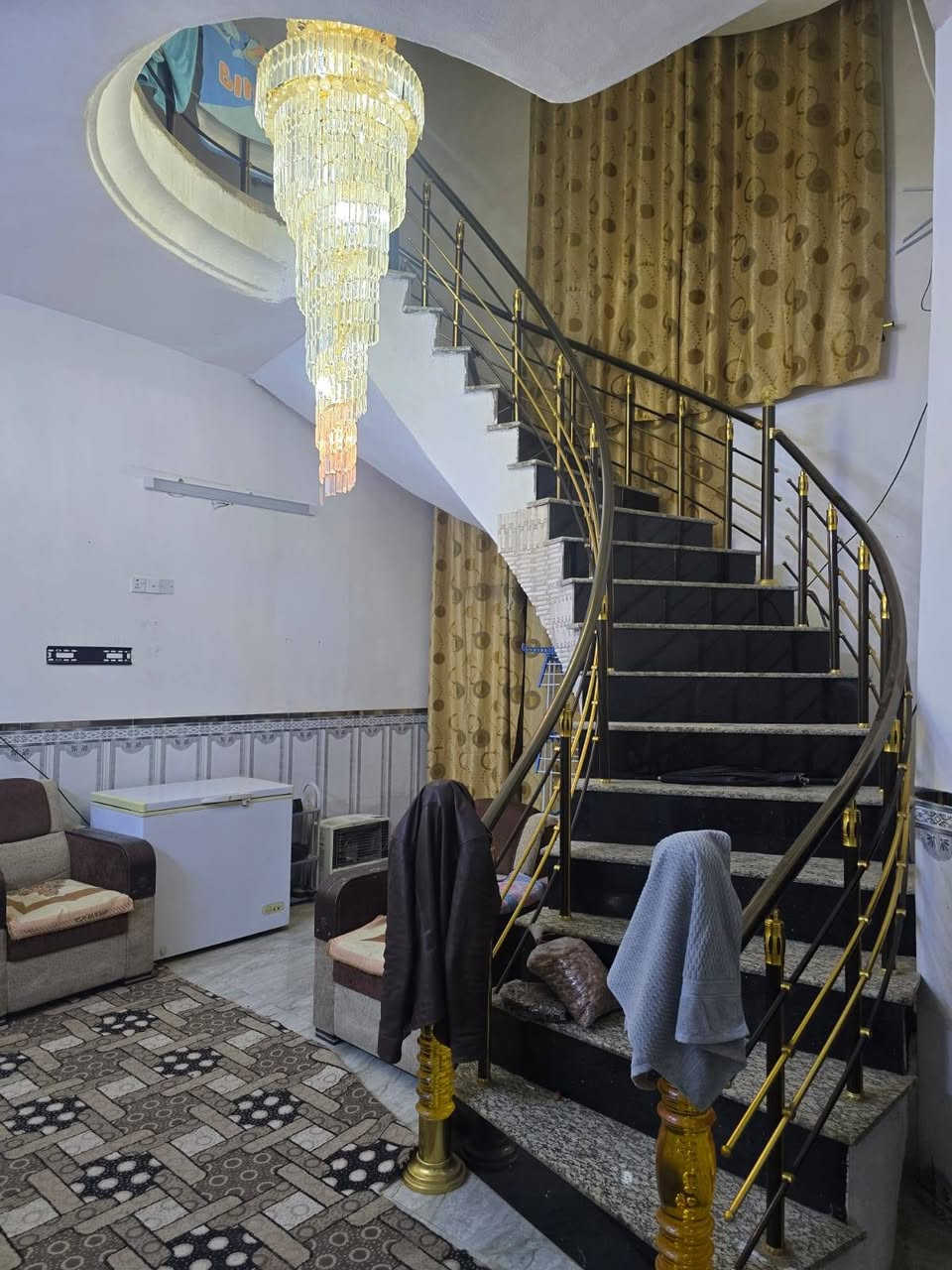 بيت طابو صرف مساحتة ٢٨٨ بناء حديث طابقين المكان الثورة الثانيه مقابيل دور الظباط داخل الفرع  عالي عن الشارع وسيراميك كامل كله حديث  البيت ٥ غرف  فوك من ضمنها مشتمل معزول ومحل كلها من ضمن البيت واليشتري يكدر ايسوي ٣ مشتملات  السعر ١٩٥ خدمات كامله تبليط ومجاري ومي السعر ١٩٥ وبي مجال للاستفسار اكثر اتصل علرقم ***********
