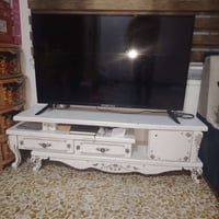 شاشة 50 سمارت بيها خطوط مع الميز السعر 75 والميز والكراسي نضيف السعر 7...