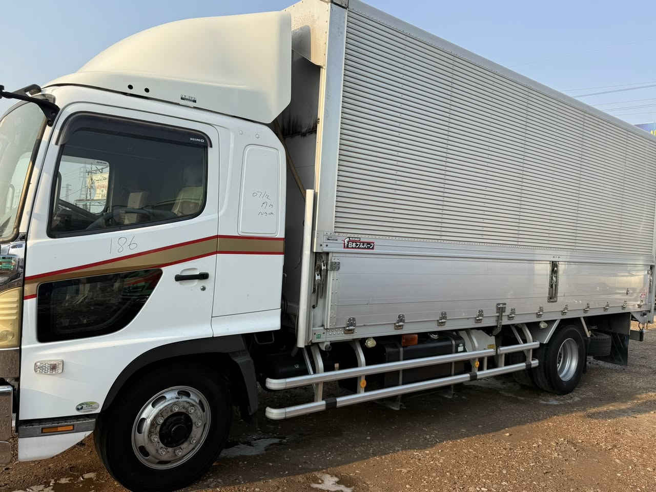 سلام عليكم للبيع هينو شيطان حافظة فحل8 برغي سته وربع شاصي محسن عريض للخير محرك6 سلندر سوبر سايدبريك هوا 
سياره مكفوله كفاله عامه رقم بغداد موديل 2023
العنوان واسط الصويره
***********
***********
