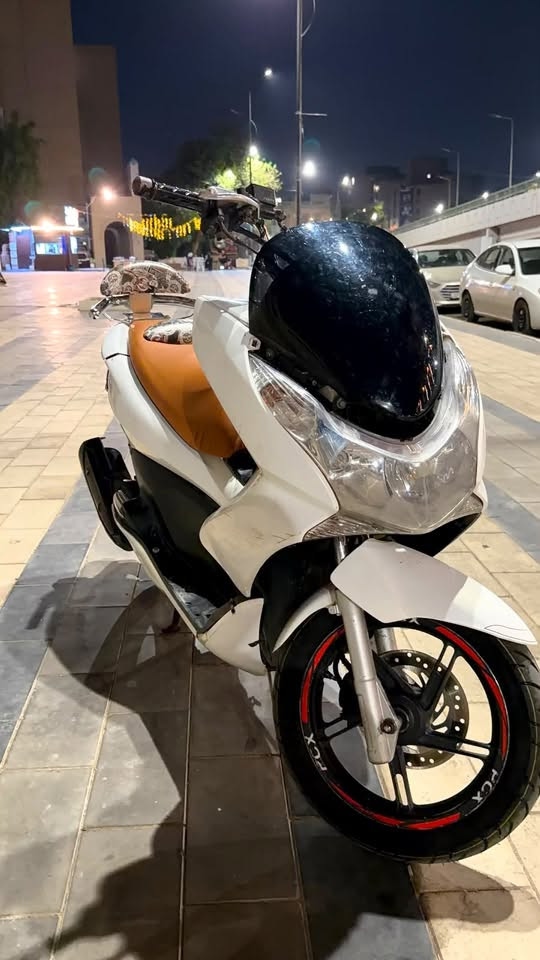 السلام عليكم...
دراجه بي سي اكس Pcx 
محرك 150c
ياباني 
الجيل الاول
محرك مكفول 
كفرات بلاديه
الدراجه فول حساسات 
حساس ازدحامات
حساس استاند 
كلشي بيهه شغال وكفول 
السعر 13 وبي مجال بسيط 
اتصل على الرقم ***********
