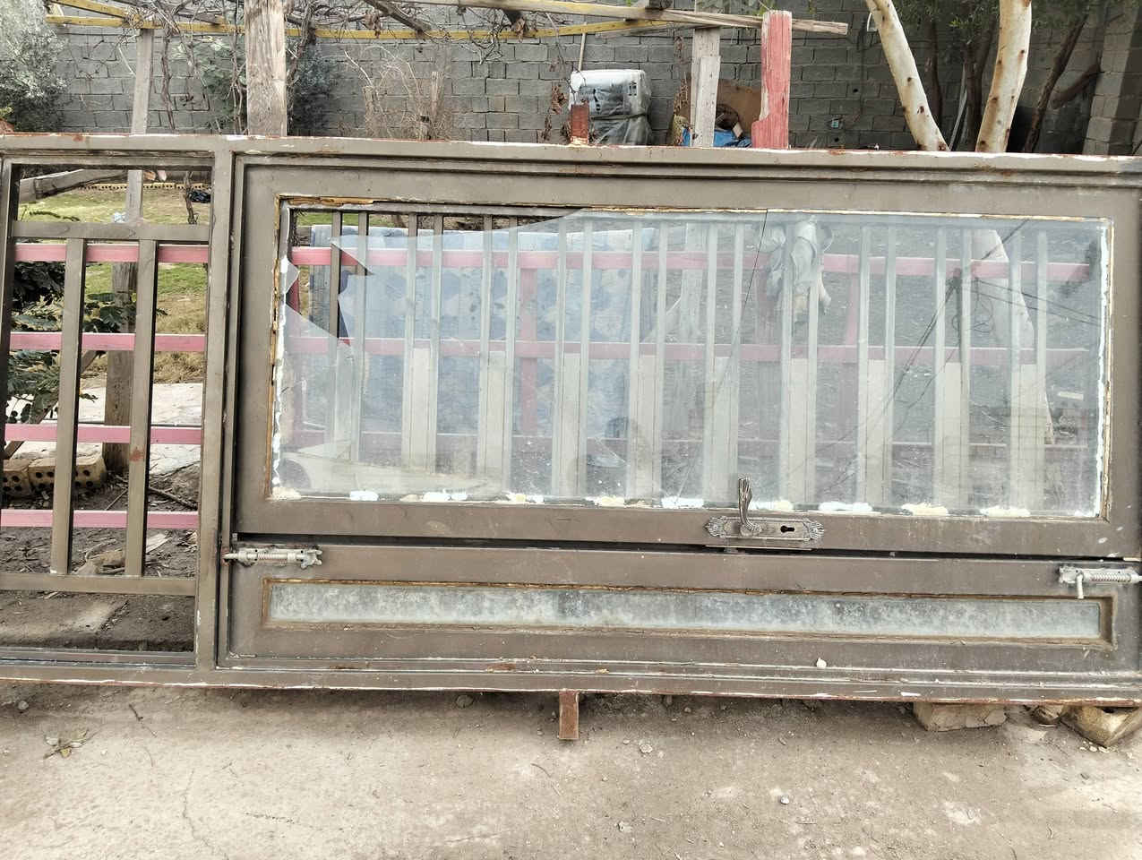 السلام عليكم شباكين وباب الباب متر وربع ارتفاع مترين و70 مكان حي البتول سعر 350 بيبان درجه اولى ***********
