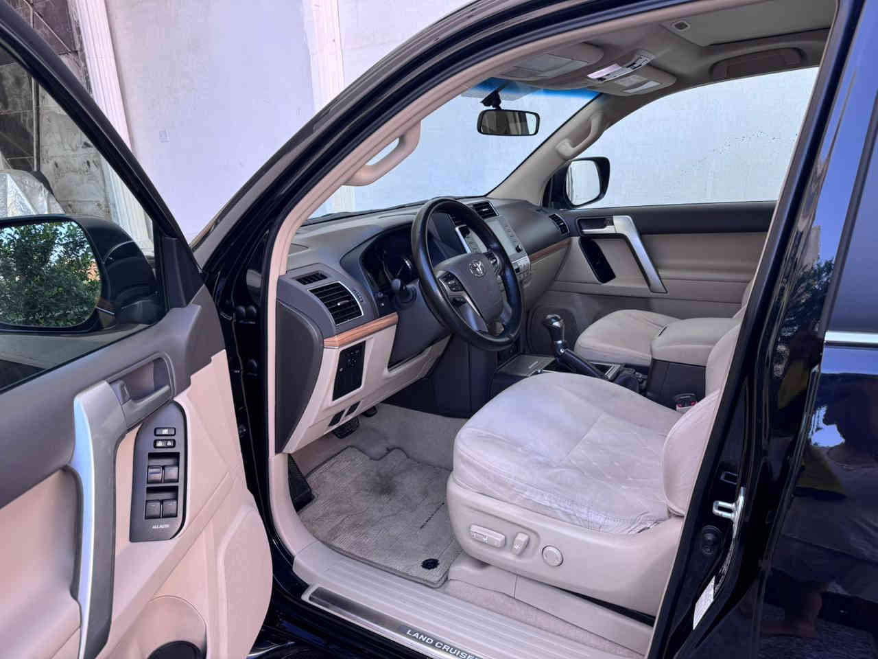 السلام عليكم ورحمة الله للبيع تيوتا برادو موديل 2023 خليجي ساز باب اول VX فول مواصفات خليجي كفاله عامه مغلفه PPF من الزيرو ماشيه 40 الف تايرات الشركه استلام زيرو كشنات كهرباء كشنات جلد تدفئه وتبريد الكشنات مري اوتو فتحه سقف بصمه شاحن لاسلكي 8 ايرباك تحكم جهتين رقم اربيل تحويل او وكاله حاضر سعرها 495 وبيها مجال الشراي يتصل مكانها بالرمادي 
***********
***********
