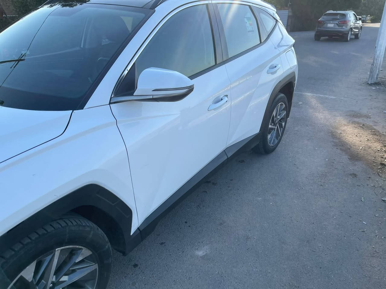 توسان ٢٠٢٣ خليجي فول واحد عل واحد 
ماشيه ٨٧كيلو 
كير محرك حداديه كله مكفول وجديد  
بيه صبغ قطعتين مع بارد بدون دواخل وسونار موجود 
الاستفسار ***********
