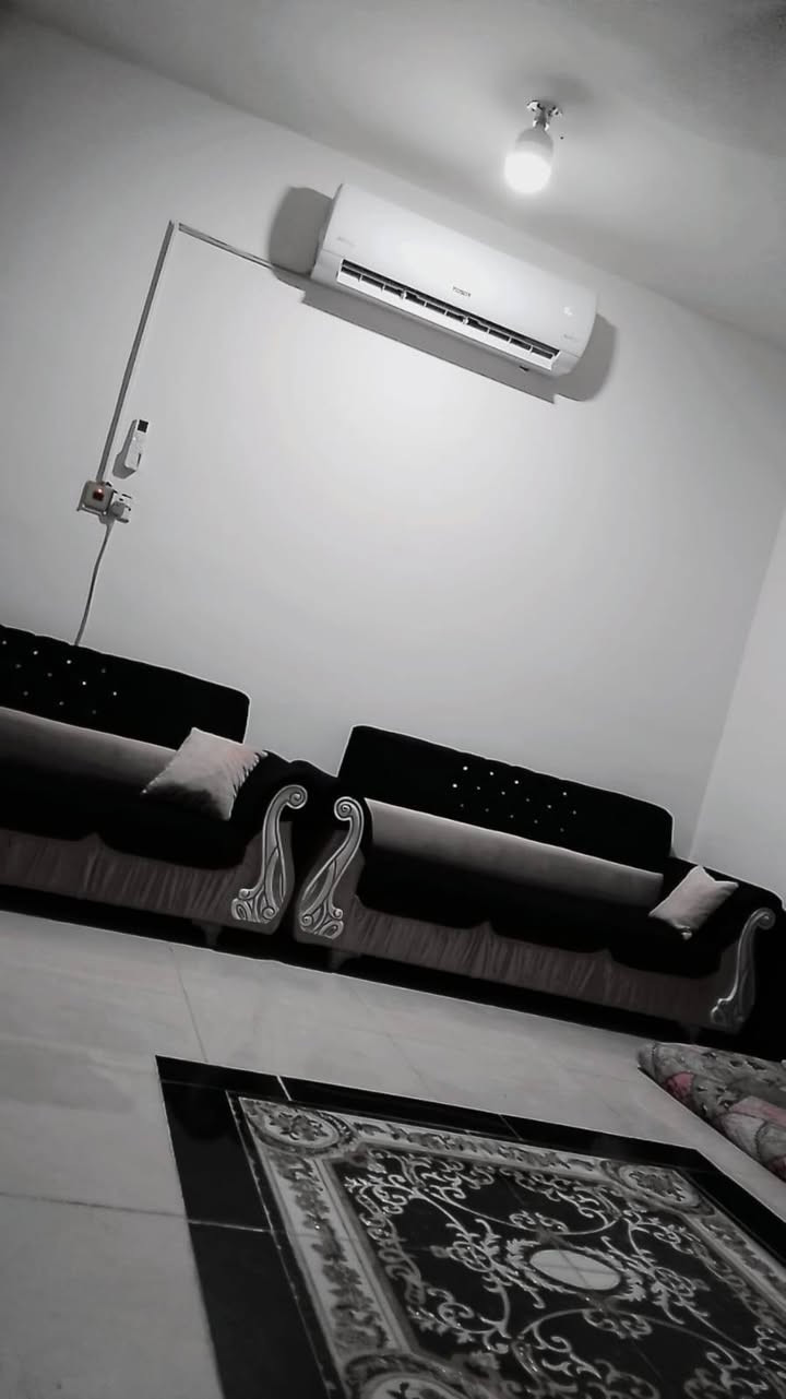 السلام عليكم السلام عليكم بيت للبيع 📍الرمادي 6 كيلو مجمع المستقبل مساحه 250م طابق واحد غرفتين صاله ستقبال مطبخ كراج سياره حديقه نضام ترك حمامات داخليه وخارجيه 
السعر 85 وبي مجال 
هاتف ***********
