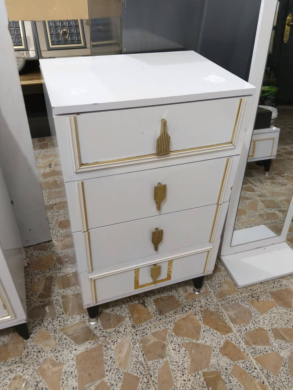 غرفة تركيه نضيفه كنتور ابواب وبيه كنتور إضافي ماطفل وصبغ حراري 9قطع السعر 575 وبيه  اتصل علا الرقم /***********/*********** مكان فلوجه
