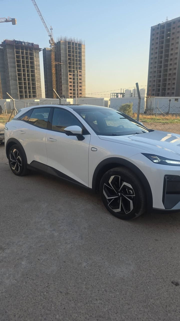 ديبال 2026  للبيع  s07  بغداد 
فول مواصفات
نظام REEV (موسع النطاق):
​محرك البنزين: 1.5 لتر (4 أسطوانات) يعمل كمولد كهربائي.
​المحرك الكهربائي: يولد قوة تصل إلى 235 حصان وعزم دوران 320 نيوتن متر.
​الدفع: خلفي (RWD).
​المدى الشامل: يصل إلى 950 - 1210 كم (حسب معايير الاختبار).
​نظام الكهرباء بالكامل (EV):
​يعتمد على بطاريات سعة (تتفاوت حسب الفئة، وتصل إلى حوالي 80 كيلوواط/ساعة).
 
​2. الأبعاد الخارجية
​الطول: 4750 ملم.
​العرض: 1930 ملم.
​الارتفاع: 1625 ملم.
​قاعدة العجلات: 2900 ملم (توفر مساحة داخلية رحبة).
​الخلوص الأرضي: 165 ملم.
​مقاس الإطارات: 255/45 R20.
​3. التجهيزات والتقنيات الداخلية
​شاشة الترفيه: شاشة ذكية بحجم 15.6 بوصة قابلة للدوران (يميناً ويساراً) لتناسب السائق أو الراكب.
​نظام العرض: شاشة عرض على الزجاج الأمامي (HUD) مع تقنية الواقع المعزز.
​النظام الصوتي: نظام صوتي فاخر يضم 14 سماعة.
​المقاعد: جلدية، توفر ميزات التدفئة والتهوية ومساج للسائق، مع تحكم كهربائي وذاكرة وضعيات.
​المعالج: تعتمد على رقاقة Qualcomm Snapdragon 8155 لضمان سرعة استجابة النظام.
​إضافات: شاحن لاسلكي سريع (40 واط) مع نظام تبريد، فتحة سقف بانورامية، أبواب بدون إطار، وشحن لاسلكي للهواتف.
​4. مزايا السلامة والأمان
​تحتوي على 6 وسائد هوائية.
​نظام تثبيت السرعة التكيفي الذكي.
​كاميرات محيطية 360 درجة مع خاصية "الهيكل الشفاف".
​أنظمة مساعدة السائق المتقدمة (ADAS) مثل مراقبة النقاط العمياء، الحفاظ على المسار، والفرملة التلقائية للطوارئ.


**إذا كنت صاحب هذا الإعلان وتريد حذفه لأي سبب، رجاءا أرسل رسالة إلى الدعم الفني**