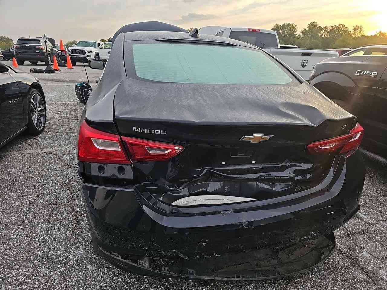 السعر // ١١٢ ورقة فقط *********** تواصل فقط عبر الهاتف رجاءاً
شوفوليت ماليبو الون كحلي وارد امريكي 
موجودة على حادثها في ديالى بعقوبة 📍
موديل / 2023 
مواصفات LT
