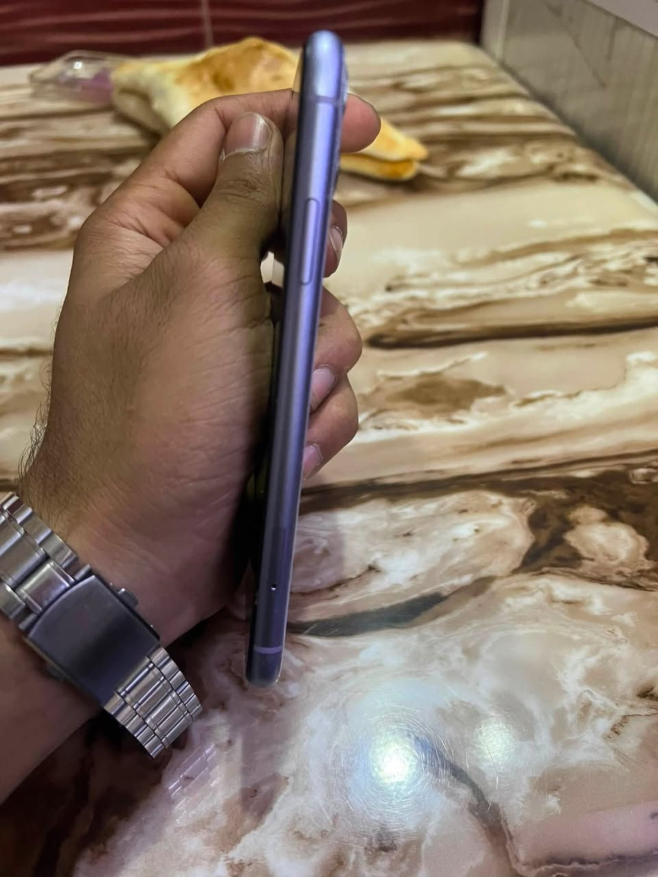 آيفون 11عادي نضيف كلش مبدل بطاريه خدمه وضهر نضافه مثل مموضح بصور سعر250وبي مجال قليل رقمي ***********

