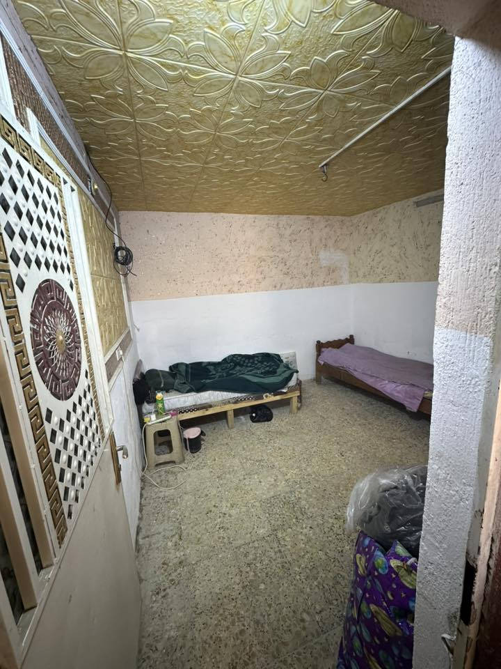 سلام عليكم دار للبيع في حي طارق الوسط اول بيت بشارع مدارس الحشد مساحه 160متر زراعي الدار يحتوي علئ حوش كبير صاله 3غرف نوم ومطبخ صحيات خارجيه وداخليه ومنور 
ملاحضه الدار عكاده السعر 55 وبي مجال 
للاستفسار ***********
