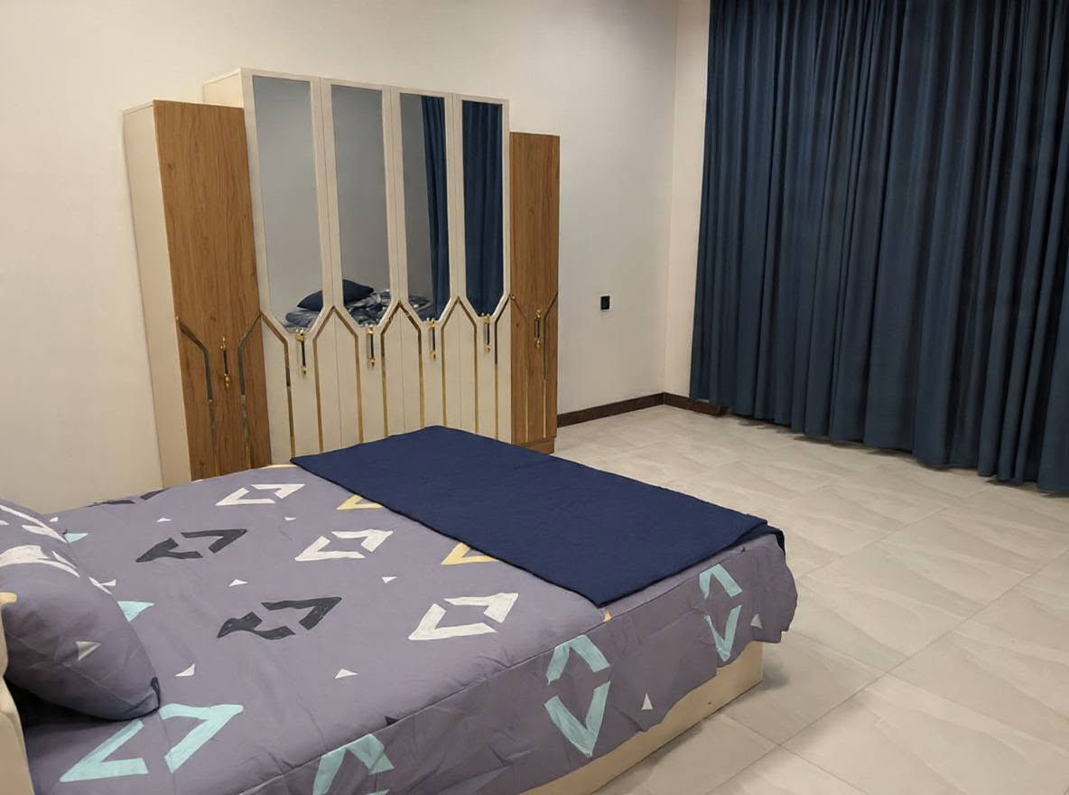 💎🌴 مزرعة لمار بغداد 🌴💎
✨ وجهتكم الأولى للراحة والاستجمام واللمة الحلوة ✨
📍 بغداد – الرضوانية، بالقرب من المطار
✅ موثقة على تطبيق أجرلي.
🌿 إذا تدور مكان يجمع الخصوصية، الهدوء، النظافة، والمتعة... فأنت بالمكان الصح.
🏡 مميزات المزرعة: 🛏️ غرفتا نوم + صالة مريحة.
🍽️ مطبخ داخلي ومطبخ خارجي مجهزان.
🚿 3 حمامات (2 داخلي + 1 خارجي).
🏊‍♂️ مسبح كبير (10×5) مع نظام فلاتر ألماني يعمل 24 ساعة.
🌳 جلسات خارجية مريحة بأجواء هادئة.
🔥 باربكيو متكامل للشوي.
🛝 ألعاب أطفال.
🏓 تنس طاولة وألعاب ترفيهية للكبار والصغار.
📶 إنترنت 4G.
⚡ كهرباء 24 ساعة.
🎉 مثالية لـ: 👨‍👩‍👧‍👦 اللمات العائلية.
🎂 أعياد الميلاد.
🎈 المناسبات الخاصة.
👥 تجمعات الأصدقاء.
🌙 سهرات الشواء والجلسات الخارجية.
🕒 أوقات الحجز: ☀️ اليوم الكامل: 10:00 صباحًا ⬅️ 8:00 صباحًا لليوم التالي.
🌅 الشفت الصباحي: 10:00 صباحًا ⬅️ 6:00 مساءً.
🌙 الشفت المسائي: 8:00 مساءً ⬅️ 8:00 صباحًا.
💙 عيشوا أجمل الأوقات، واستمتعوا بأجواء مميزة وخصوصية كاملة بعيدًا عن زحمة المدينة. احجزوا موعدكم من هسه وخلو ذكرياتكم الأحلى بمزرعة لمار بغداد.
📞 للحجز والاستفسار:
☎️ ***********
🌴 مزرعة لمار بغداد... راحتكم ومتعتكم تبدأ من أول لحظة. أهلاً وسهلاً بكم دائمًا. 💎
