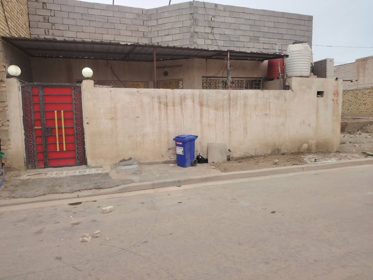 الدار 🏡🏡🏡 للبيع🔑🔑المساحه  100 مربع البناء بلوك
العنوان حي الرحمه الثانيه قرب مستشفى 🏥البناني 
تتكون الدار  🏘 من طرمه🛤زائد استقبال ⛪ زائد مطبخ🏰زائد صاله🏫 زائد غرفة نوم واحده زائد صحيات  خارجيه وداخليه 
البيت جاهز مرتب  تفاصيل البيت 
داخل المقطع   السعر 38 وبي مجال 
ملاحضه البيت لا رقم ولا زراعي القطعه توزيع الدوله ونشالله ماشين بمعامله الطابو الصرف
***********
