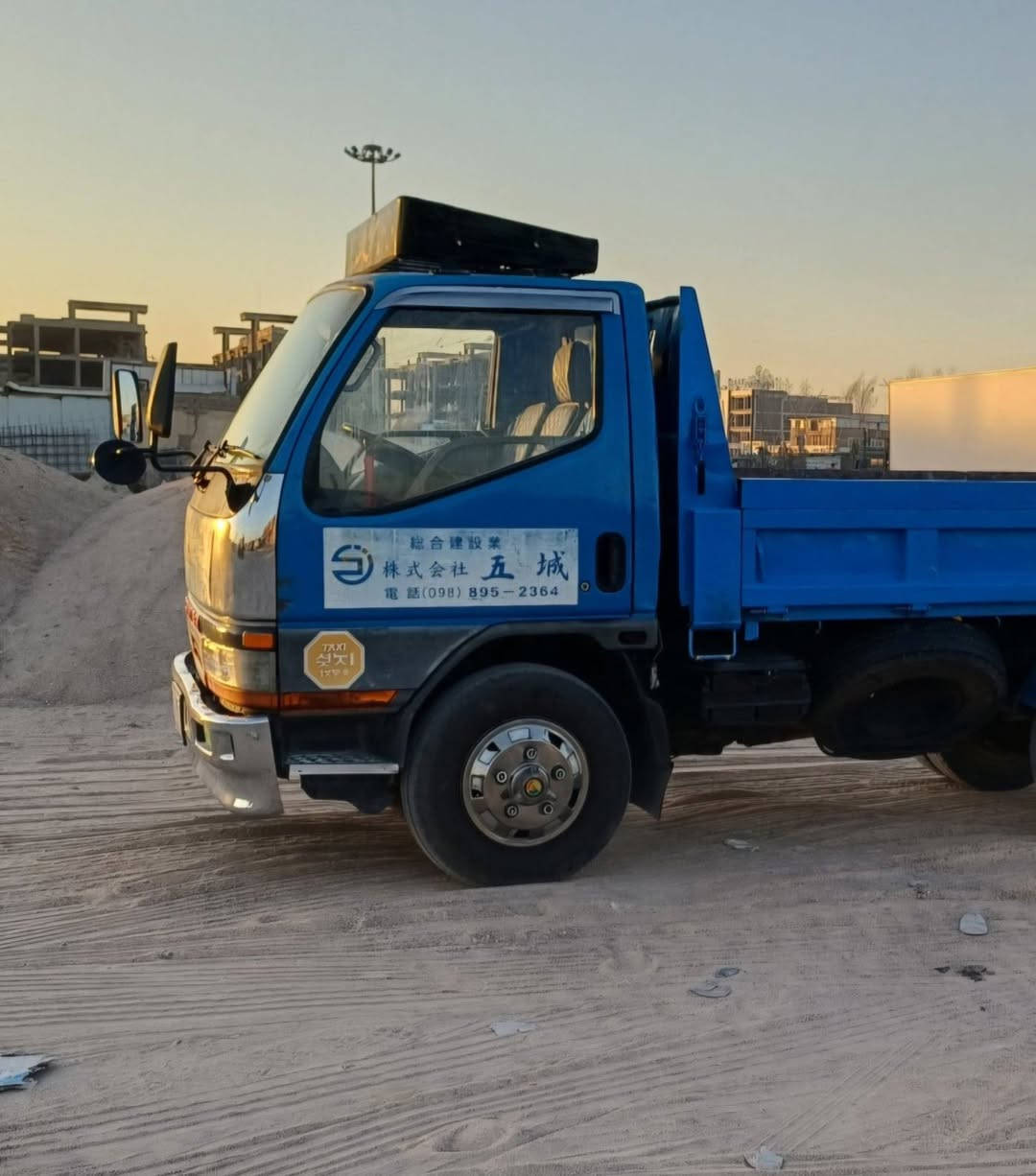 السلام عليكم 
كنتر قلاب للبيع فحل موديل 95 مكينة جديدة حجم 33 شاصي مكفول رقم بصرة سنوية ما منتهيه بأسمي السيارة تحويل مباشر السعر 150 رقم الهاتف ***********
