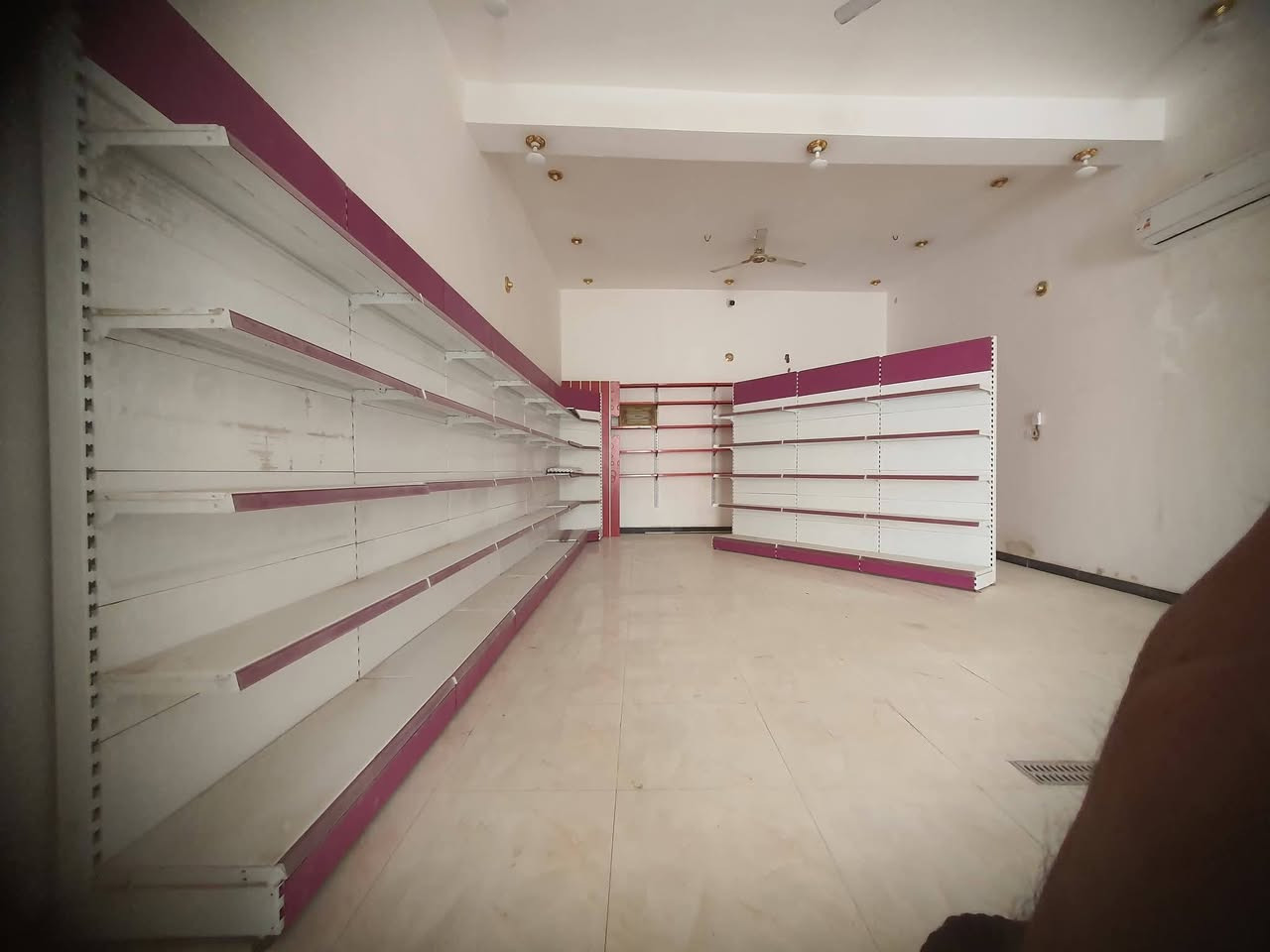 مجمع تجاري للبيع زراعي المساحة 90
واجهة 6 ونزال 15
شارع الحسائية مقابل شركة الغاز 
يحتوي عله صحيات داخلية ودرج خارجي مصمم شقة

للاستفسار ***********
