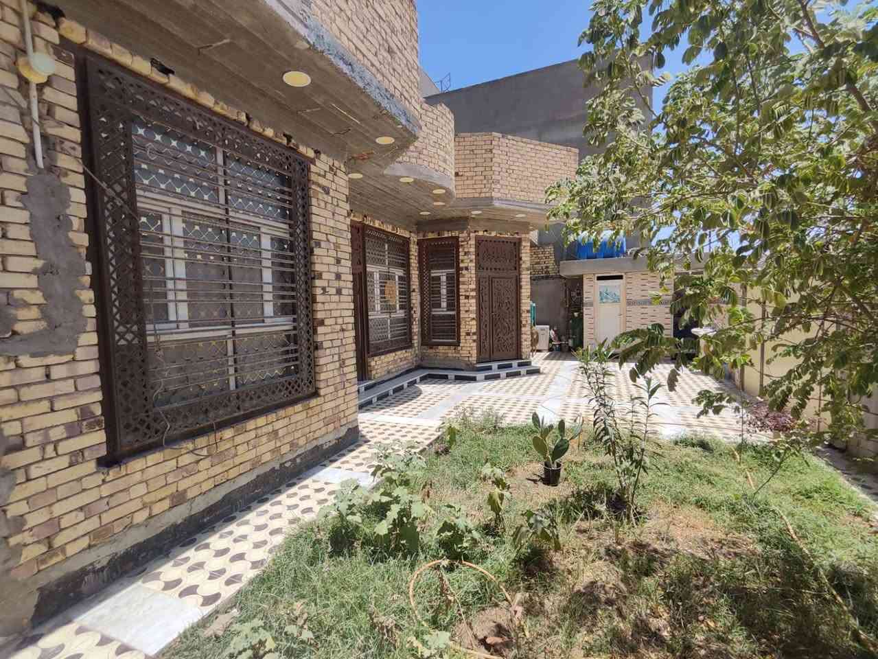 الدار للبيع موقع مميز مقابل شارعين وساحة
الموقع:  حي الوحدة الثانية
المساحة 300 م 
النزال 20 ولعرض 15  طابو صرف ما مطلوب
طابق واحد مسلح حديقة 5×5 
كراج سيارة كبير حمامات خارجيه وداخلية
مضيف 10×4 
مطبخ حار وبارد 5×5
صاله 10×5 
غرفتين 5.5×4 بين الغرف منور 3×3 وممر جانبي 

للاستفسار الاتصال على الرقم
***********
