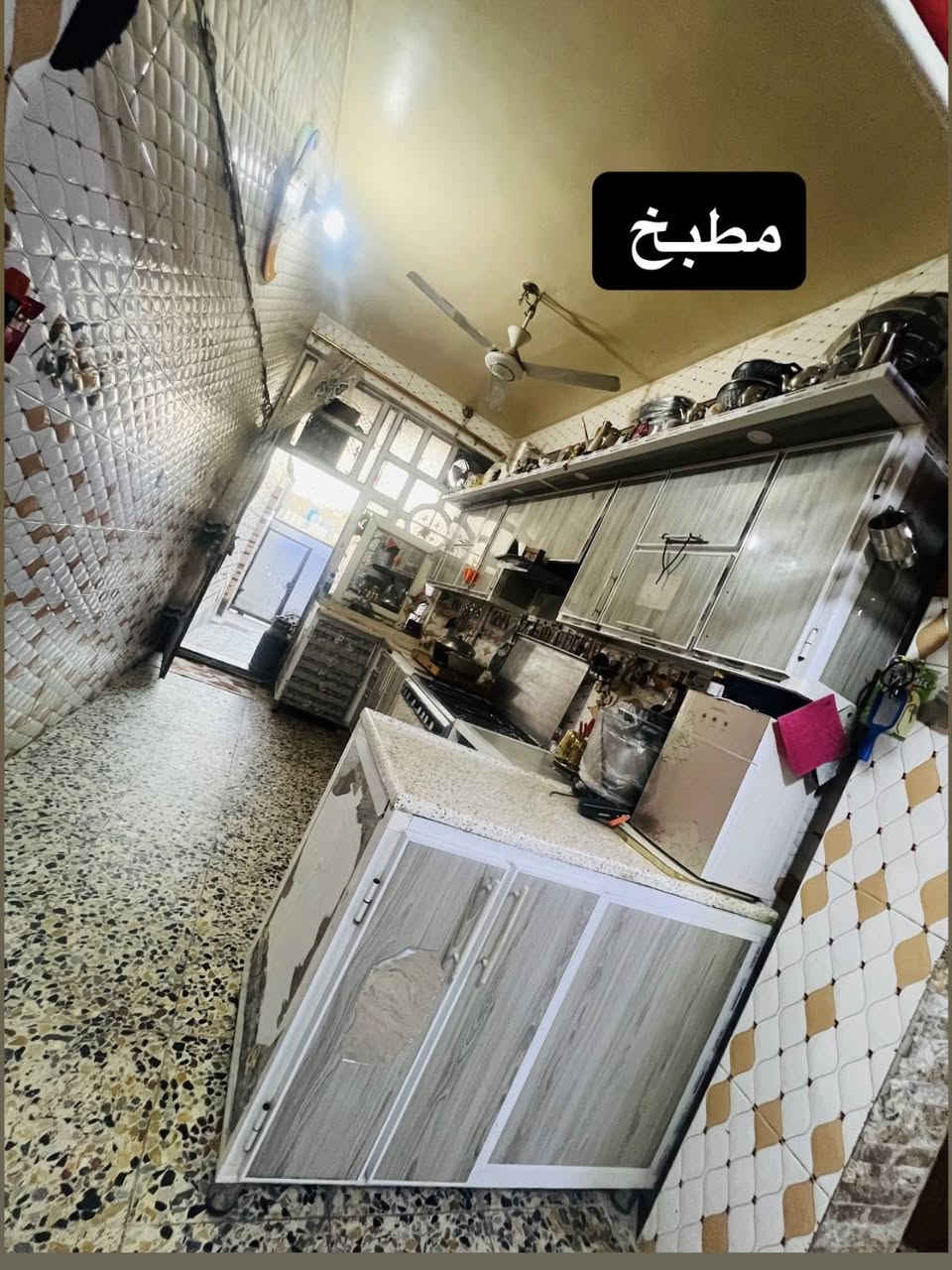 سلام عليكم دار للبيع  العنوان/ شارع سبعين مقابيل المولد علي حنضل شارع الصناعه ركن
المساحه 90 متر ركن مبني ٣ طوابق بنيان درجه اوله بيت جديد 2021 مبني صار4 سنين  من انبنه رفت درجه اولى 
البيت طابو ملك 
الطابق الاول يتكون من استقبال +مطبخ +غرفه نوم  +صالة +صحيات خارجيه وداخليه
الطابق الثاني يتكون من غرفة نوم سويد كامل + صاله +غرفة نوم + حمام داخلي 
الطابق الثالث غرفه نوم + غرفه نوم + سطح 
الاستفسار ‭***********‬ رقم الهاتف
