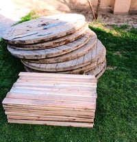 لوح خشب عدد 105 طول متر  وسكويرات عدد 8 نضافه فول 07728043031