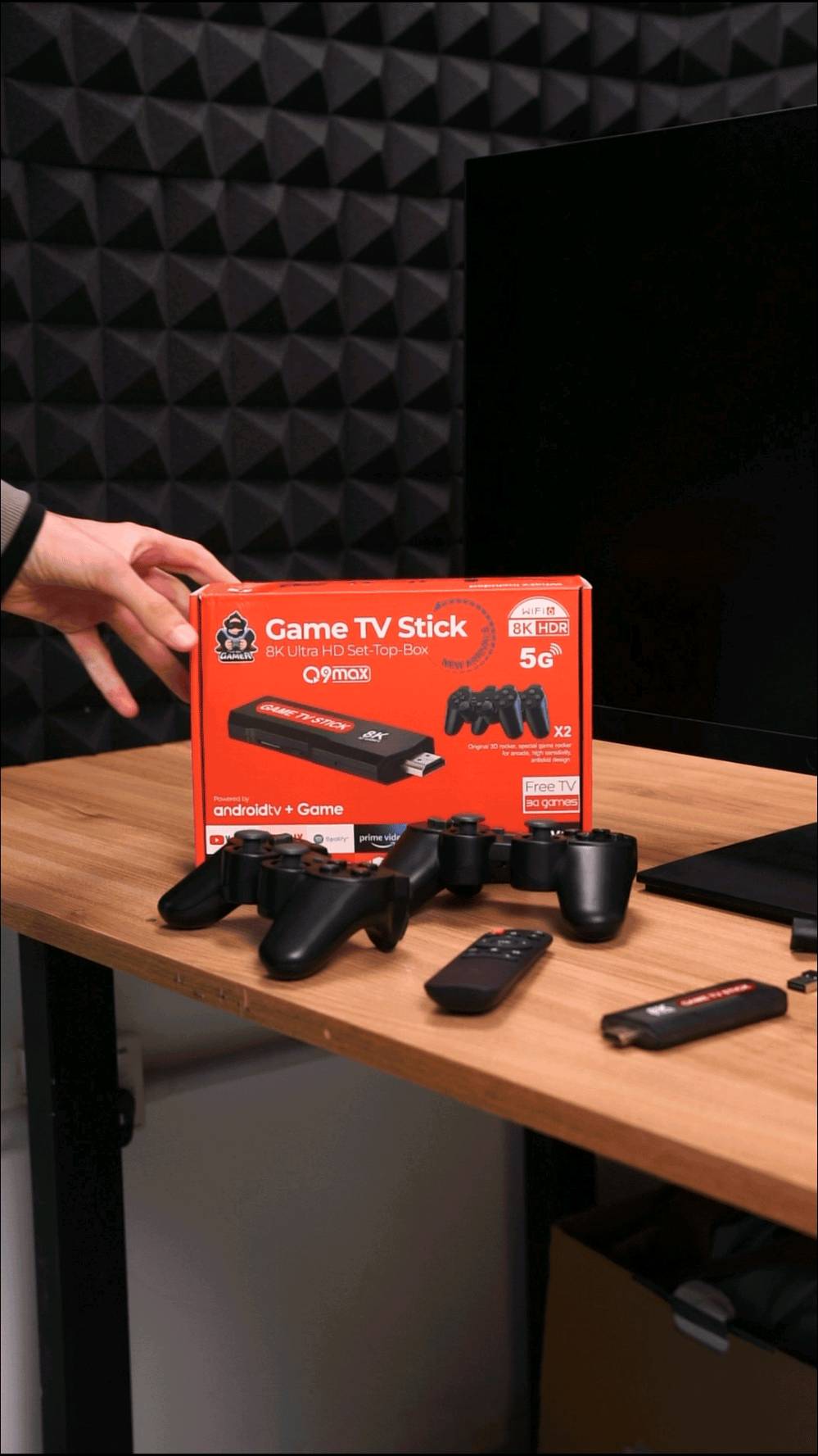 عندي جهاز Game TV Stick عالي الدقة 8K، يجمع بين ميزانين للبث والألعاب الذكية. يأتي مع 2 ذراع تحكم مثالي للألعاب 3D. الجهاز يشغل تطبيقات مشهورة مثل نتفليكس ويوتيوب بفضل نظام AndroidTV المثبت عليه. مثالي لمشاهدة البث المباشر وتوفير المتعة في الألعاب بنفس الوقت. تصميم خفيف وسهل الاستخدام، ويحتوي على ميزات التحكم عن بُعد.