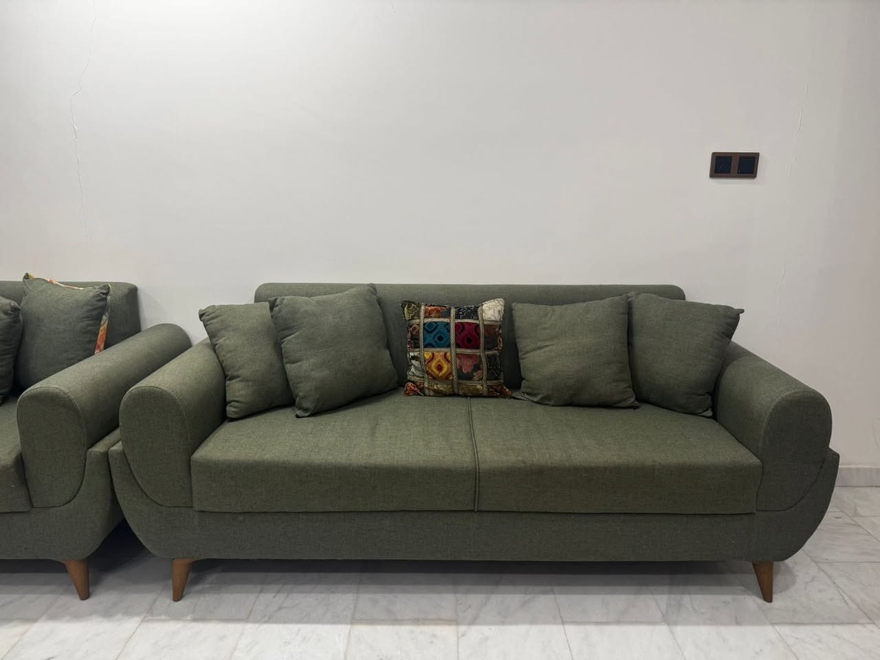 قنفات 2 موضح كما في الصور
لون زيتوني وخشب 
نظيفااااااااااات جددددددددا 
استخدام 6اشهر فقط
كلششششششششششش نظيفات
السعر 400
الاتصال ع رقم ***********

وملاحضه اني مو مندوبه وحق القرآن واني صايمه مو مندوبه
ذني قنفات بيت جيرانه وصتني انزلهم
ولبيت بحي تعاون
الي محتاج قنفات نظيفه وبسعر مناسب يتصل ع رقم لحجيه
