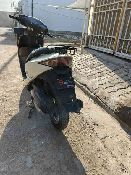 سلام عليكم متاح دراجه هونده ام السله سرعه ٦٠ اوراق كامله منفيس +مكاتبه   مكينه ولفات مو خبط كهربائيات كله شغاله نضافته مثل ما مبينه بل صور نقصه تريشه مأشره بل صوره وقمجي كيلومتر  مكاني مدائن سلمان باك سعره ٢٧٥  وبيه مجال بسيط ***********
