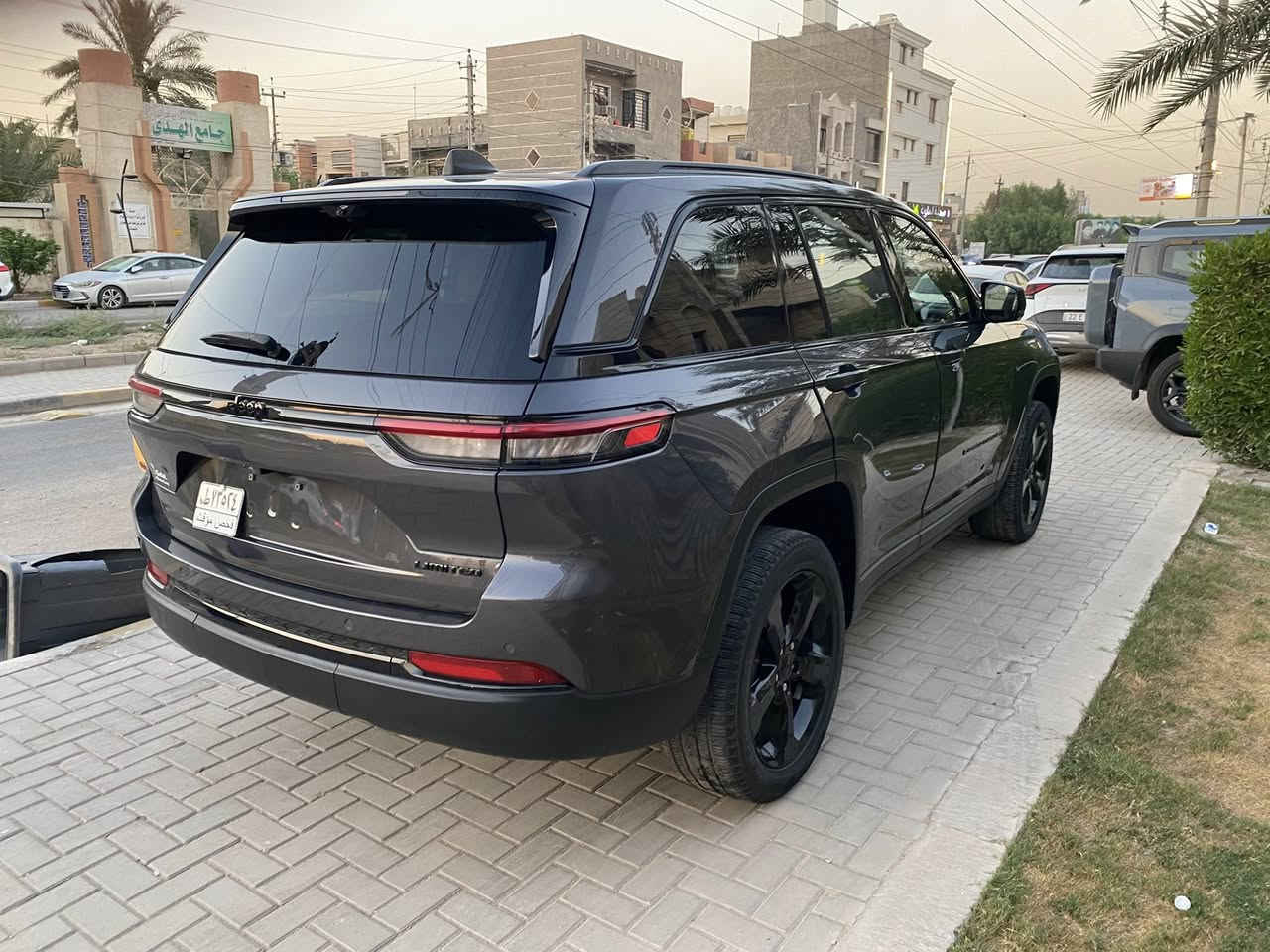 جيب شيروكي لمتد موديل ٢٠٢٣
داخله بكتاب شهداء حادثها بنيد وجاملوخ

جيب شيروكي بلاك لمتد ٥ راكب ماشيه ٢٠ الف

سيارة فول مواصفات 
كشنات كهرباء وتدفئه تبريد وميموري 
داخل جلد ابيض اصلي
بانوراما
بردات ابواب
جنطه كهرباء
تحكم ستيرن 
قيادة ذاتية 
٥ كامرات
المرآه الداخليه كامره
اربع رادارات
حساسات امامي خلفي 
نقطة عمياء
مانع تصادم
وضعيات قيادة 
تحديد مسار 
ويل كب اسود 20
رقم بغداد 
***********  //  *********** مصطفى
