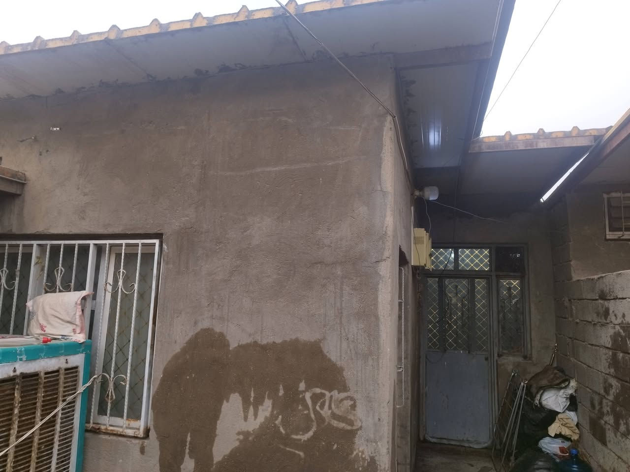 سلام عليكم عندي بيت تجاوز بل زعفرانيه شارع المعهد تبليط مجاري مي كامل مكمل ***********
