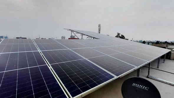 🔋 إنجاز جديد لمكتب روژ للطاقة الشمسية في #اربيل 
🗓️ الاحد 7_12_2025
بفضل الله وبدعمكم المستمر، يسرّ مكتب روژ للطاقة الشمسية أن يعلن إكمال مشروع تحويل منازل للواء هاشم محمد في اربيل إلى منظومة طاقة شمسية متكاملة توفر كهرباء مستقرة على مدار الساعة 🌞، مع نظام تشغيل وإدارة كامل عن بُعد.
🚀 مواصفات المنظومة المنجزة:
🔸 ألواح شمسية 645 واط × 32 – ضمان 12 سنة – شركة Longi x10 نانو سيراميك 
🔸 بطاريات ليثيوم 15 كيلوواط × 1 بسعة 300 أمبير – ضمان 5 سنوات – شركة EVE – أكثر من 8000 دورة شحن
🔸 إنفرتر 16 كيلوواط – قطعة واحدة – شركة Deye – ضمان 5 سنوات
🔸 قدرة تشغيل مستمرة:
    • نهاريًا: 65 أمبير
    • ليليًا: 15  أمبير
🔋 استغناء تام عن المولدة
يأتي هذا الإنجاز ليؤكد التزام مكتب روژ للطاقة الشمسية بتوفير حلول طاقة متجددة موثوقة وآمنة تلائم المنازل والمشاريع التجارية على مدار الساعة، مع أعلى مستويات الجودة.
🌍 عناوين المكاتب:
📍 بعشيقة – حي الربيع – قرب كافتيريا الربيع
📍 شيخان – مفرق شيخان – قرب مطعم عنتاب
📍 سنجار – سنوني
📞 للاستفسار والتواصل:
المهندس قيدار: *********** – ***********
سلام سلو: *********** – ***********
📲 تابعونا على صفحة مكتب روژ للطاقة الشمسية لمشاهدة المزيد من الإنجازات والتحديثات.
#الطاقة_الشمسية #مكتب_روژ #طاقة_نظيفة #نينوى #العراق #بعشيقة #شيخان #سنجار #دهوك #الموصل #طاقة_متجددة #الاستدامة #روژ_تبدع #باعذرة #كوردستان
