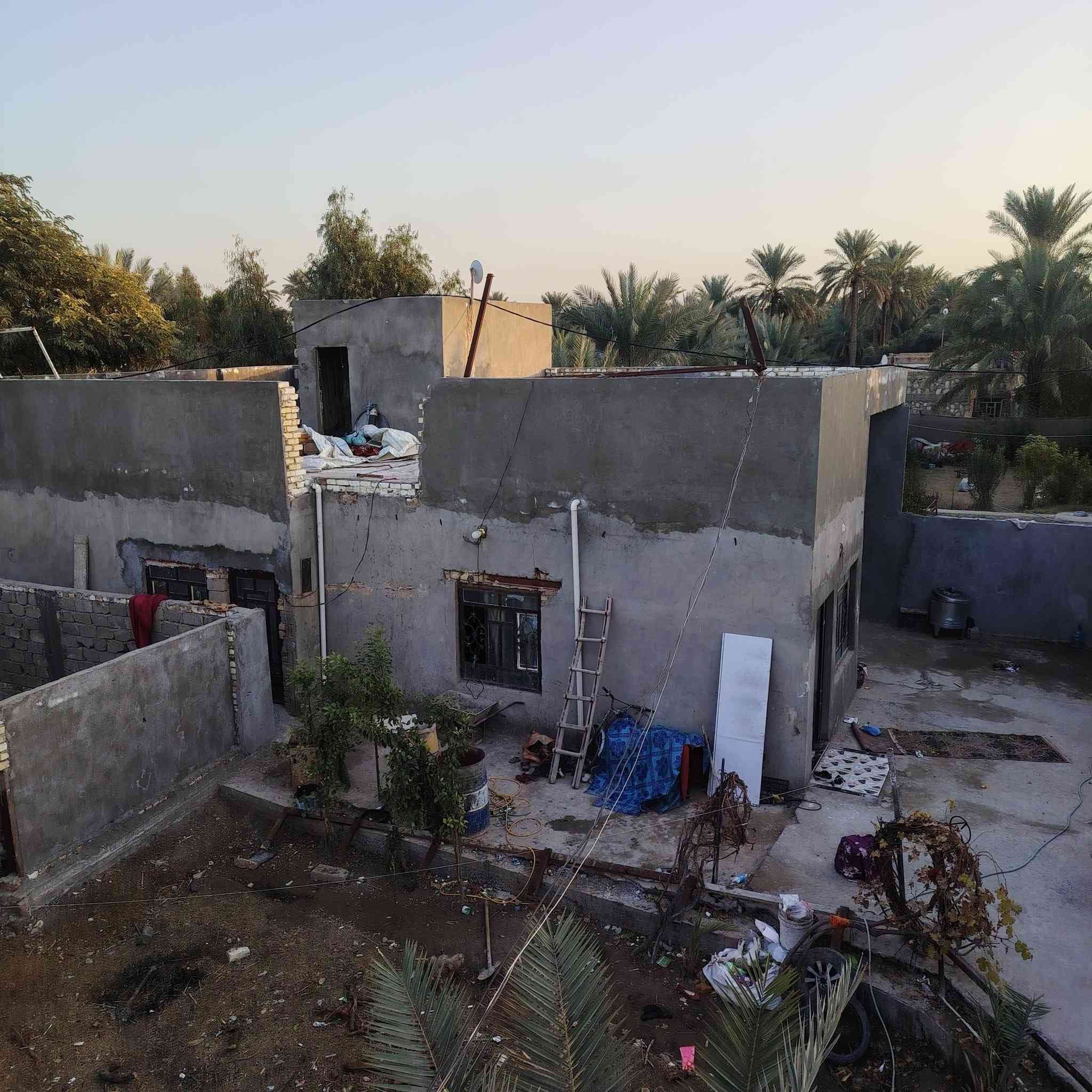 سلام عليكم  أخوان(بيتين) للبيع أول واحد يحتوي على غرفتين+صاله+مطبخ+مجمع صحيات خارجي المساحه150متر والثاني. يحتوي على غرفتين +صاله+مطبخ+أستقبال والارضيه بورسلاين البيوت كاملات بيهن ترتيب بسيط  الي حاب يتواصل خاص او على الرقم المذكور***********🤍
