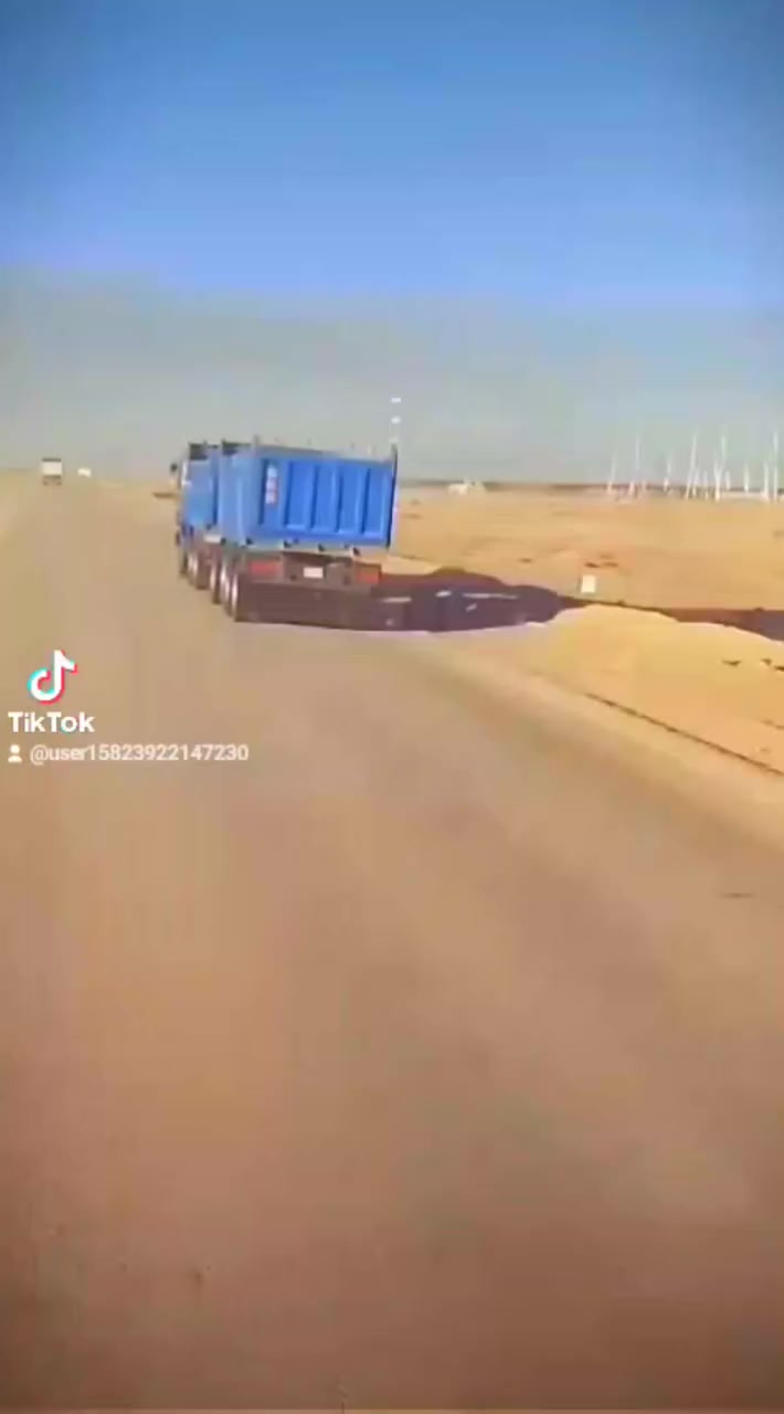 سلام عليكم عريانه للبيع مايلر طول 625تخم تاير 22اربع محاور مكان كربلاء رقم الهاتف ***********
