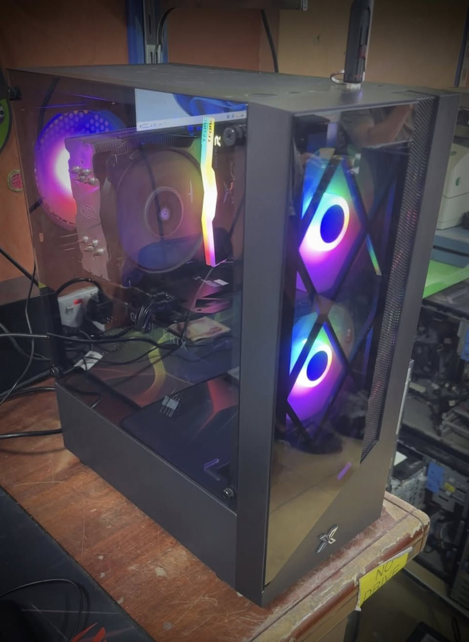 Pc كيمنك
كور اي فايف i5 جيل 12 
رام (Tforce Rgb    3200 (16G 
هـارد ssd 512 lexar 
كارت شاشة asus RTX 4060 (8G) 
باور سبلاي 650W
السعر مليون 
عنوان بغداد شارع الصناعة 
*********** واتساب

