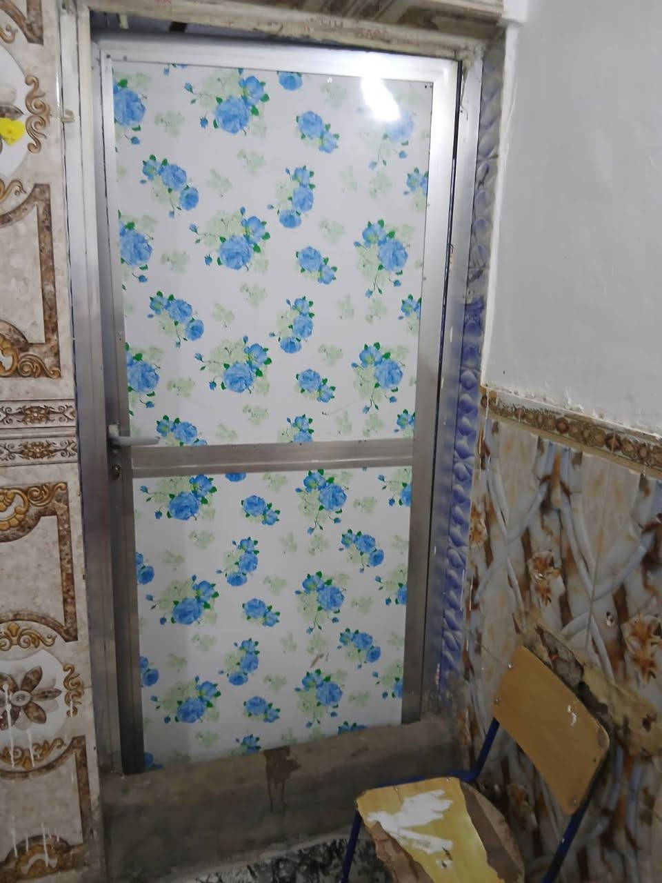 سلام عليكم 

بيت طابو مساحة 75 متر طابق ونص مجاري كاملة والبيت نظيف كما واضح بالصور
الشعب الديوان شارع 75 
بناء قديم طابوك مسلح مو عكادة ترميم حديث 

السعر 95 وبي مجال للشراي 
واجهة 6.5
نزال 12 
مساحة 75 
خدمات: طرمة استقبال مطبخ حولي حمام خارجي حمام داخلي غرفتين طابق ارضي وطابق اول 
*********** واتساب
