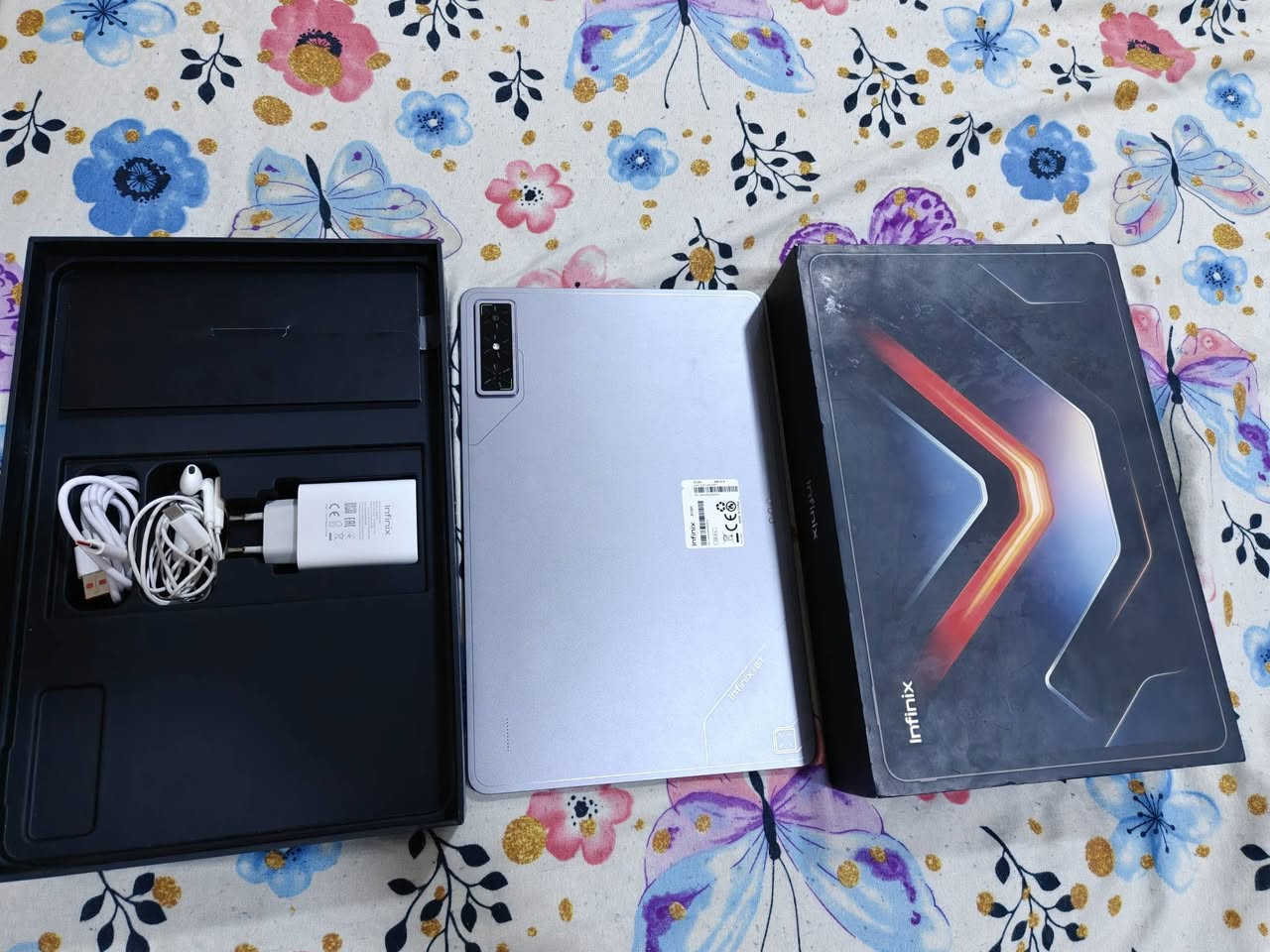 السلام عليكم 
للبيع ايباد XPAD GT تحفه من انفنكس 
ذاكره 256 نضافه 100 استخدام ايام 
كامل ملحقات الاصليه حته سماعات ويا 
السعر قفل من الأخير 440 رقمي ***********
