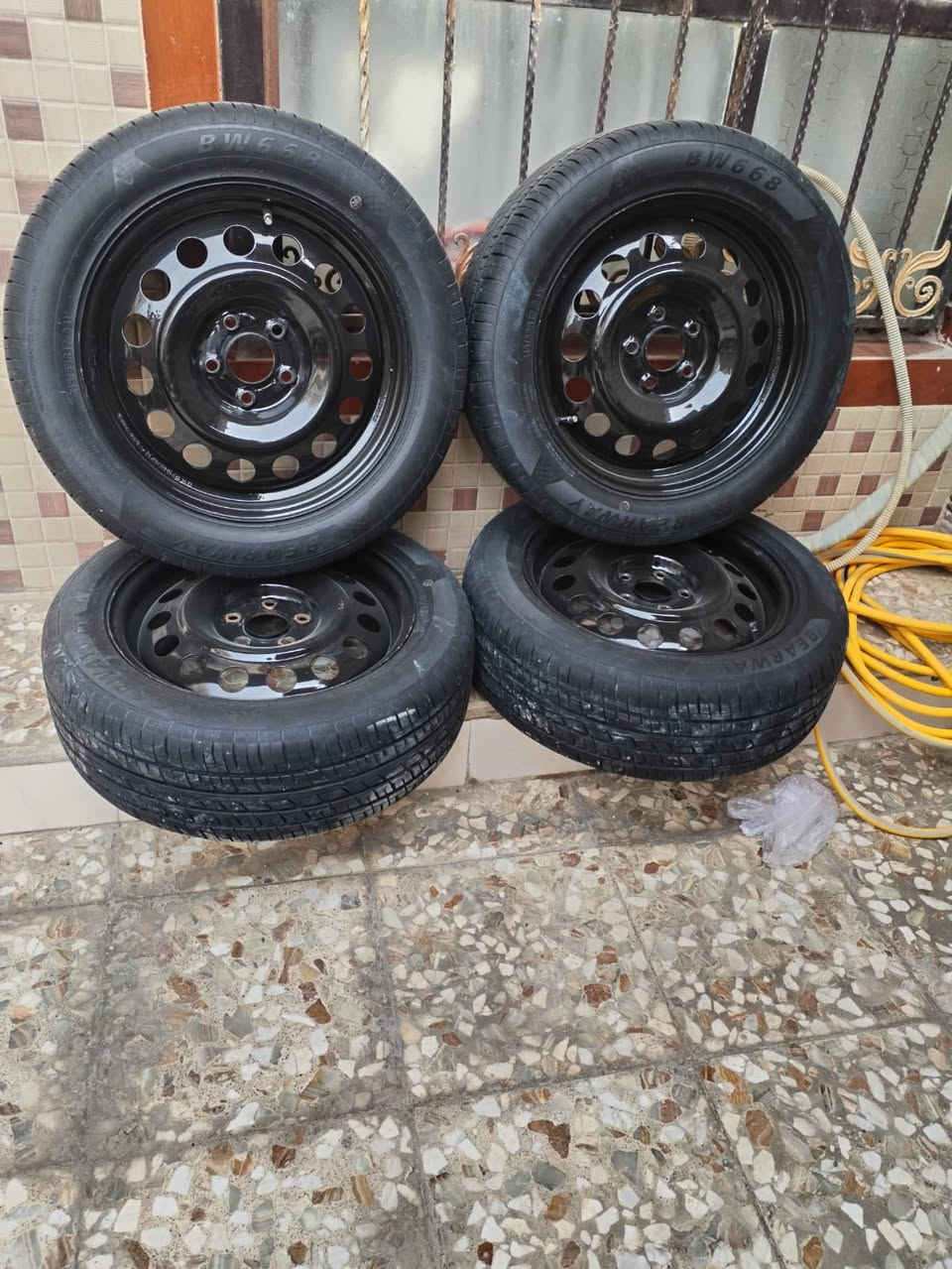 السلام عليكم للبيع وياله حجم 17 يرهم عله سوناته أوبتيما وغيرها استعمال شهر واحد  مال تفصيخ شرط بدون بلنص وتايرات انتاج 25 شرط كارتون وصبغ حراري لا يجرد ولا يشلع مكاني حله قرب مركز ثورة رقمي *********** سعر ب450 وبيهن مجال
