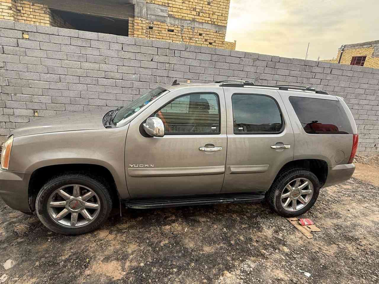 سلام عليكم للبيع جمسي يوكن بترامديل 2008 رقم بغداد مشروع وطني شرط تحويل السياره جاهزه كير مكينه حداديه تايرات السيارة غرفة ملكي دواخل اسود تبريد ثلج السيارة مصبوغه حزام جماليه السعر 165 وبيها مجال لشراي 
الاستفسار الاتصال برقم  *********** 
مكانها البصرة المدينه
