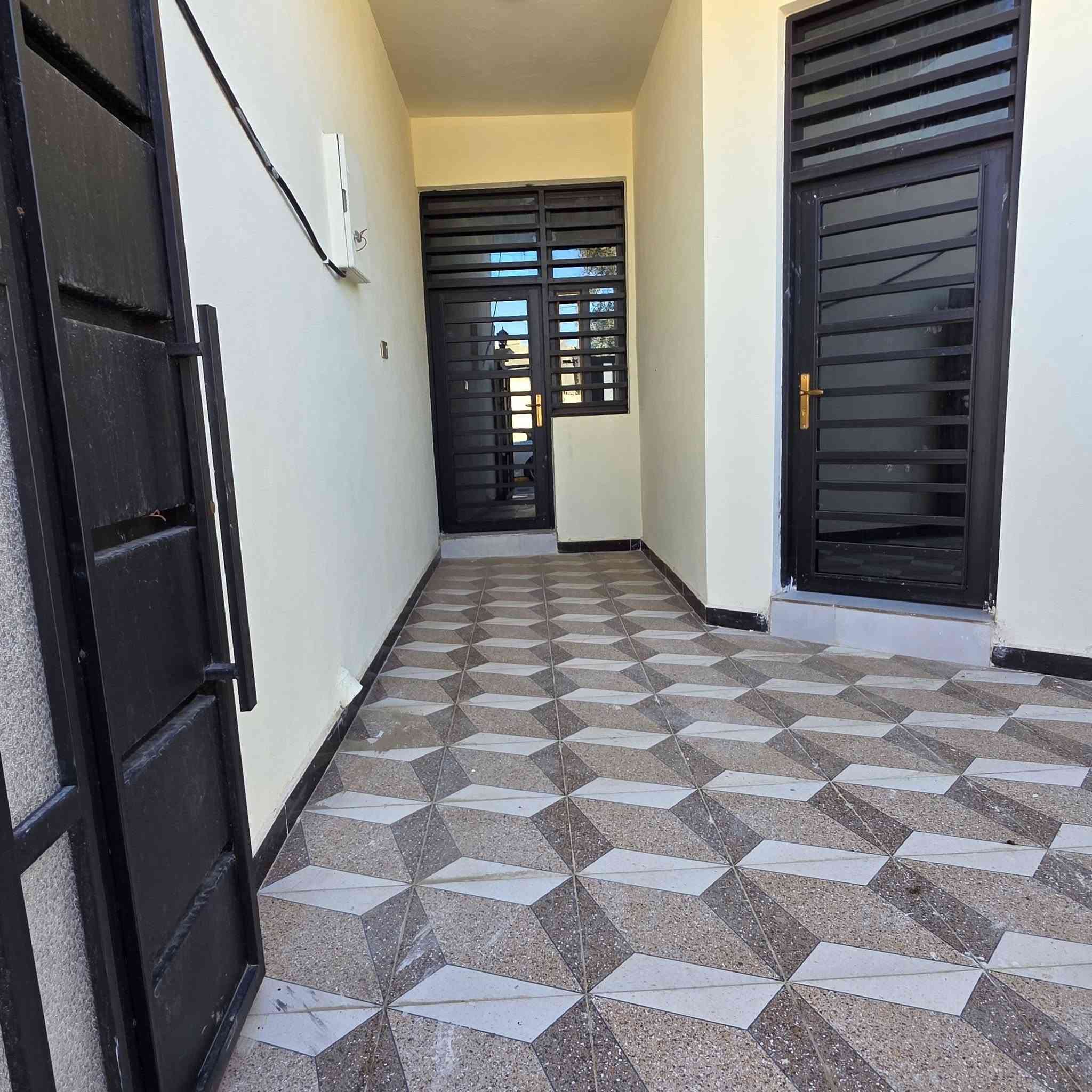 بيت في حي الفرات المساحه 126م بناء درجه اولى جديد ما مسكون يحتوي على غرفه وصاله ومطبخ واستقبال وصحيات داخليه وخارجيه وفي الاعلى غرفتين وصاله وصحيات طابقين مسلح للاستفسار مراجعه مكتب سيد ناصر الزاملي الواقع في الديوانيه حي الفرات على شارع الصب خلف شركه حمورابي
***********
