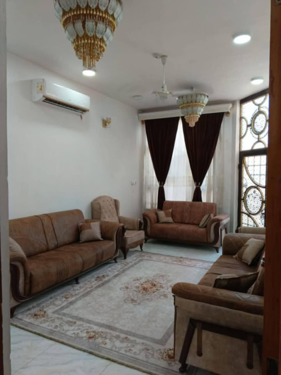 📞 ***********
◽دار سكن للبيع في منطقة السياسيين
 ( على ساحة خضراء 🌳) بشارع روضة الينابيع وقرب مدرسة الروان
◽المساحة 125 متر (6.25 × 20 م) خدمات كاملة
◽يحتوي الطابق الاول على گراج وصحيات خارجية واستقبال ومطبخ وصالة وغرفة نوم وصحيات مشترك ومنور
◽ يحتوي الطابق الثاني على غرفة كبيرة وصالة وصحيات مشترك وسطح اول وثاني
◽الاساس درجة اولى رفت 40 سم + بتلو طابوق 
◽الارضيات بورسلين
◽ الكهرباء والماء والمجاري والبناء كلة درجة اولى 
◽ يحتوي على نظام كاميرات داخل وخارج وخط ذهبي كهرباء على مدار اليوم 
◽بناء سنة 2021
◽اللوكيشن https://maps.app.goo.gl/z1zYTxcKoUSMiQ5GA
◽كل تفاصيل البيت مذكورة وبأسمي تحويل مباشر.
