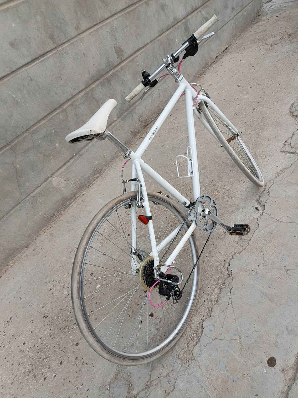 السلام عليكم...
للبيع بايسكل C700 ماركة WEEKEND BIKES 🚲 رياضي باله مال مسافات طويلة نظيف وعملي جداً المنشأ صيني 7 نمر سستم  ماركة شيمانو السعر. 140 وبي مجال 

***********
