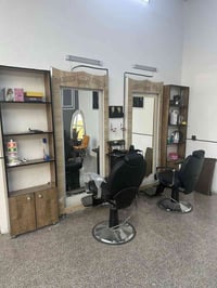 رسي حلاقة عدد 2 مرايات ثنين + فاترينات  السعر مناسب للتواصل 0783090975...