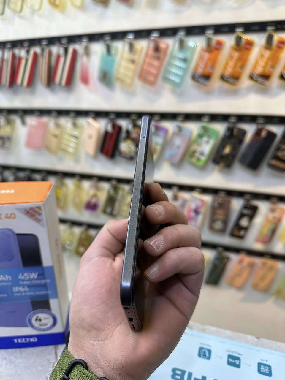 بسم الله الرحمن الرحيم 
.
جهاز تكنو سبارك 40 
.
الذاكرة 256G  / الرام 4+4 =8G
.
الجهاز مستخدم أيام جديد جلخ ما بي 
.
واتساب ***********
.
العنوان / موصل حي سومر قوب مول سومر
