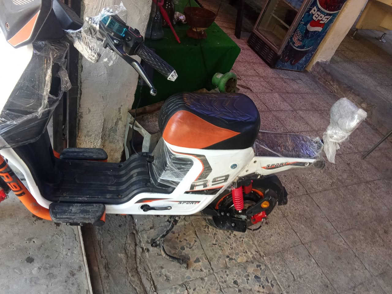 سلام عليكم دراجه شحن جديد R9
جديد دراجه اربع سرع خمس بطاريات جديده مكان بغداد 
***********
