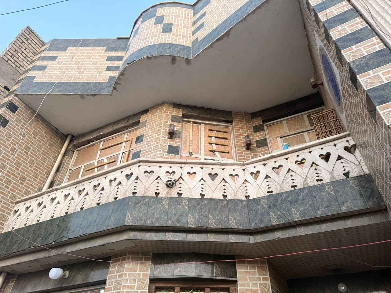 السلام عليكم
بيت للبيع المساحة ١٥٠ متر 

طابقين ونصف يحتوي ٦ غرف نوم واستقبال وصالة 

وحمام خارجي و٣ حمامات داخلي كامل خدمات 

العنوان البلديات حي الصحفيين خلف افران قلعة لبنان قرب مركز شرطة العبيدي 

***********
