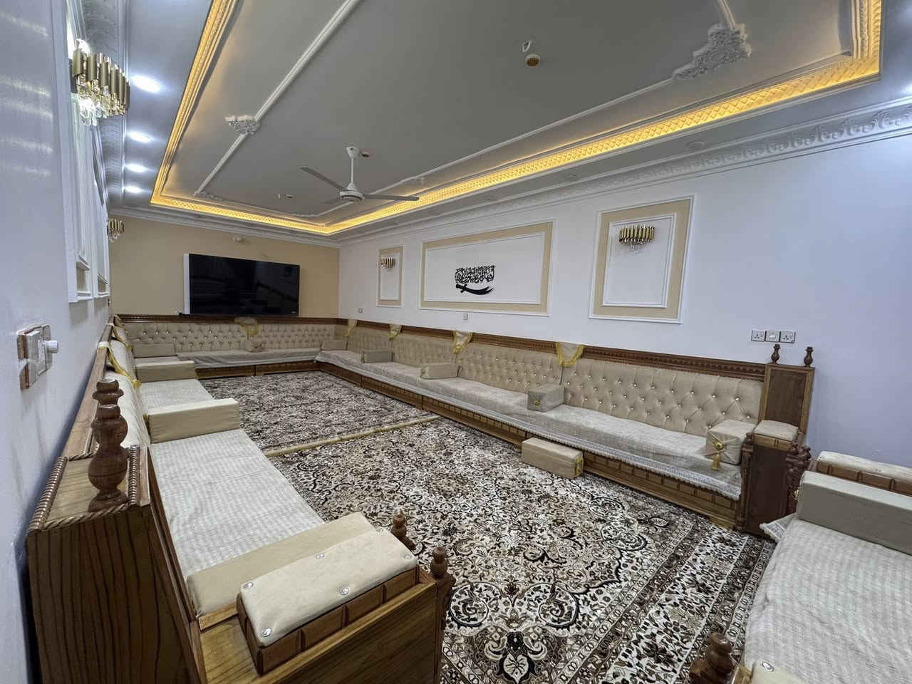 سلام عليكم
بيت للبيع المساحة نصف دونم قاطين متكون من ٩ غرف نوم 
واستقبال ومطابخ ٢ حار وبارد وصالة وحمامات ٤ البيت ينباع هوة واثاثة مع حديقة كبيرة ٣٥٠ متر العنوان السياحي قرب محطة الجواهري الهاتف *********** /*********** لمعرف السعر اتصل متواجد على جميع برامج التواصل الاجتماعي
