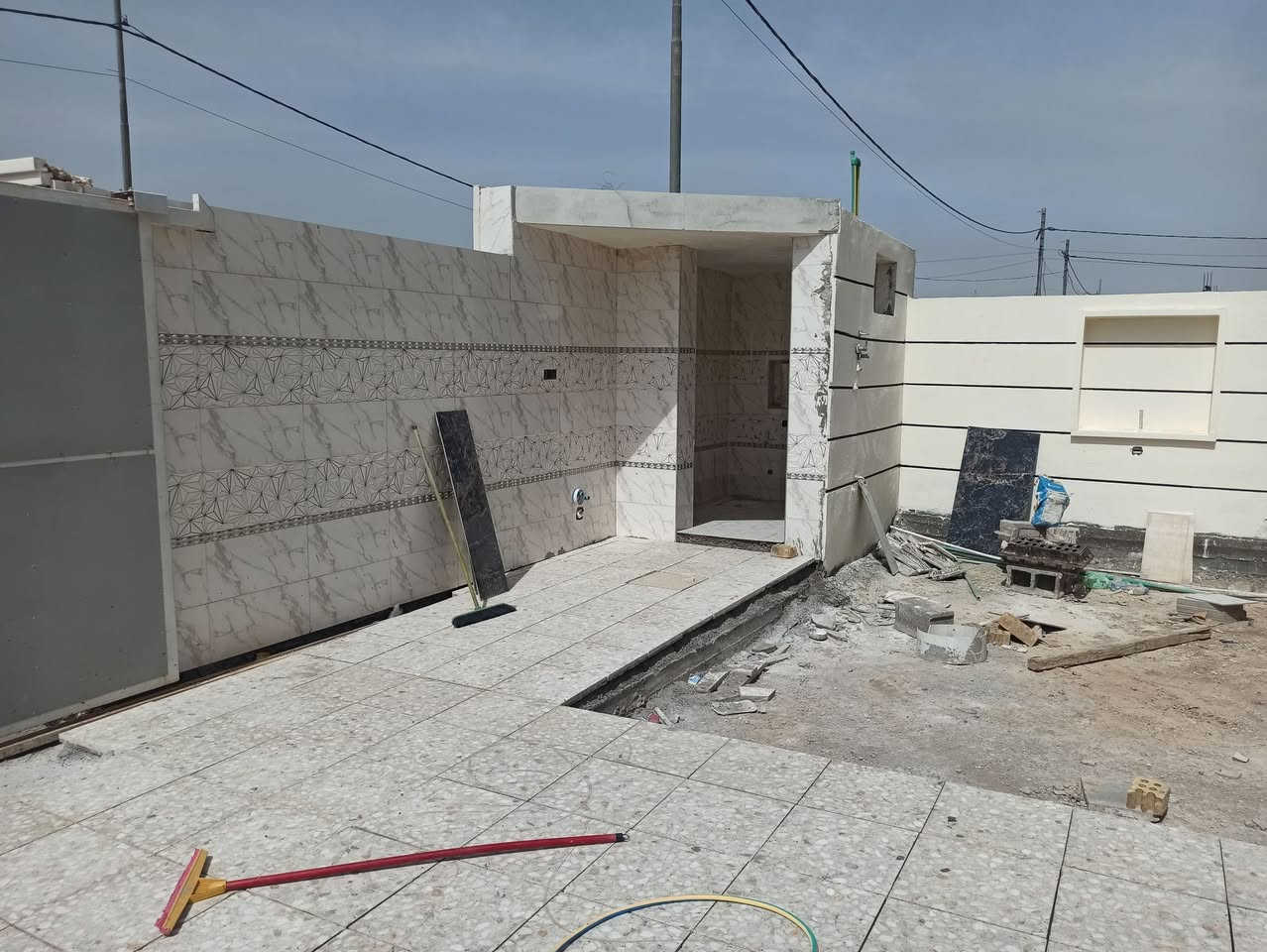 عروض تنفيذ الهيكل 🧱 ( ١٩٠ ) الف
عروض تسليم مفتاح 🔐 ( ٣٤٠ ، ٣٨٠ ، ٤٥٠ ، ٥٠٠ ) الف
العمل نقدا فقط ✅ 

🔴 مواصفات بناء الهيكل 190 الف 🧱 بأعلى المعايير :

1️⃣ فرش الأرض بطبقة سبيس وحدلها لضمان استقرار التربة.
2️⃣ فرش نايلون زراعي ثقيل لحماية الأساسات.
3️⃣ تنفيذ مجاري داخل الرفت بمواد عالية الجودة (أمل الشريف).
4️⃣ تسليح الرفت بحديد F.F مفحوص مختبريًا وفقًا لمواصفات دقيقة.
5️⃣ صب الرفت باستخدام خباطة مركزية من نوع 35C لضمان قوة ومتانة الخرسانة.
6️⃣ إعداد بادلو بارتفاع 15 سم لتعزيز الأساسات.
7️⃣ بناء الجدران باستخدام طابوق جمهوري، مع رمل مفحوص مختبريًا وسمنت مقاوم، تحت إشراف كادر مهني مختص.
8️⃣ تنفيذ شبكة أنابيب للسبالت والساحبات لضمان التهوية الحديثة.
9️⃣ تركيب فريمات حديد للأبواب والشبابيك لضمان المتانة والجودة.
1️⃣0️⃣ ارتفاع السقف الأول: 3.10 م لضمان مساحة وراحة أكبر.
1️⃣1️⃣ صب السقف الأول بخباطة مركزية بمواصفات متقدمة.
1️⃣2️⃣ هذه المواصفات تشمل كل طابق من البناء لضمان أفضل جودة وأعلى معايير.
--------------------------------------------------------------------

🔴 مواصفات سعر المتر 340 الف ( تسليم مفتاح ) 🔐

1-  معالجة الأرض  مع التنظيف 
2- حدل الأرض بمنسوب 20 سم على طبقات من السبيس النظيف من المقلع فرش نايلون
3- عمل أساس شريطي بعرض 50 سم أرتفاع 40 سم
4- عمل بادلو من الطابوق بارتفاع 20 سم مع صب جسر بارتفاع 15 سم مع اللبخ والاغلاق صبة 10 سم مسلحة بي ار سي
5- بناء جدار أرتفاع 3.1 م الطابق الأرضي
6- يكون الكونكريت المستخدم سي 30 والحديد المستخدم اف اف او ما يضاهيه
7- عمل الصحيات الصرف الصحي نوع البركة مسلح
8- رباط ارتفاع 30 سم
9- السقف سمك 20 سم
10- جدران الطابق الأول  والبيتونة 2.9 م
11- عمل تأسيس الماء نوع تركي دفن الخلاط ظاهري 
12- الكهرباء سيمنز انارة جدارية
13- شبابيك حديد 1.5*1.5/1.5*2 
14- أبواب تركية درجة 2
15- اكساء الجدران بالسيراميك الإيراني او الهندي درجة 2
16- اكساء الأرضية بالكاشي العراقي او السيراميك الإيراني او البورسلين الإيراني
17- عمل الواجهه باللبخ والتطعيم مع الصبغ
18- يكون اكساء السطح بالاشتايكر العراقي
19- يكون المحجر الدرج من المنيوم مدور  درجة 2
20- يكون الزجاج شفاف 
21- باب المدخل والمطبخ من الحديد
22- باب الكراج من الحديد
23- أرضية الاكراج من الكاشي 
24- اكساء الستارة باللبخ 
25- الاجناب لبخ تشميع
26- المنور لبخ ونثر اجرارة
27- ماطور ماء 
28- خزان ماء واحد 
29- سخان عراقي الطحان
30- منظومة كامرات درجة 2
--------------------------------------------------------------------

🔴 مواصفات سعر المتر 380 الف ( تسليم مفتاح ) 🔐

1-  معالجة الأرض  مع التنظيف 
2- حدل الأرض بمنسوب 20 سم على طبقات من السبيس النظيف من المقلع فرش نايلون معالجة الارضة ان وجدت
3- عمل أساس رفت حصيرتين مع الجسورة أرتفاع 40 سم
4- عمل بادلو صب جسر بارتفاع 15 سم 
5- بناء جدار أرتفاع 3.1 م الطابق الأرضي
6- يكون الكونكريت المستخدم سي 30 والحديد المستخدم اف اف او ما يضاهيه
7- عمل الصحيات الصرف الصحي نوع أمل الشريف مسلح
8- رباط ارتفاع 30 سم
9- السقف سمك 20 سم
10- جدران الطابق الأول  والبيتونة 3م
11- عمل تأسيس الماء نوع تركي دفن الخلاط ظاهري
12- الكهرباء سيمنز انارة جدارية
13- شبابيك حديد 1.5*1.5/1.5*2 
14- أبواب تركية درجة 2
15- اكساء الجدران بالسيراميك الإيراني او الهندي درجة 2
16- اكساء الأرضية بالكاشي العراقي او السيراميك الإيراني او البورسلين الإيراني
17- عمل الواجهه باللبخ والتطعيم مع الصبغ
18- يكون اكساء السطح بالاشتايكر العراقي مع طبقة فلين 3سم
19- يكون المحجر الدرج من المنيوم مدور  درجة 2
20- يكون الزجاج شفاف 
21- باب المدخل الاستقبال قاصة والمطبخ من الحديد
22- باب الكراج من الحديد
23- أرضية الكراج من الكاشي 
24- اكساء الستارة باللبخ مع النثر
25- الاجناب لبخ تشميع
26- المنور لبخ ونثر اجرارة
27- ماطور ماء 
28- خزان ماء واحد 
29- سخان تركي 100 لتر
30- منظومة كامرات درجة 2
-------------------------------------------------------------------

🔴 مواصفات سعر المتر 450 الف ( تسليم مفتاح ) 🔐

1-  معالجة الأرض  مع التنظيف 
2- حدل الأرض بمنسوب 20 سم على طبقات من السبيس النظيف من المقلع فرش نايلون معالجة الارضة ان وجدت
3- عمل منظومة ارضة
4- عمل أساس رفت حصيرتين مع الجسورة أرتفاع 40 سم
5- عمل بادلو صب جسر بارتفاع 15 سم 
6- بناء جدار أرتفاع 3.2 م الطابق الأرضي
7- يكون الكونكريت المستخدم سي 30 والحديد المستخدم اف اف او ما يضاهيه
8- عمل الصحيات الصرف الصحي نوع أمل الشريف مسلح
9- رباط ارتفاع 30 سم
10- السقف سمك 20 سم
11- جدران الطابق الأول  والبيتونة 3.1 م
12- عمل تأسيس الماء نوع تركي دفن والخلاط دفن
13- الكهرباء دفن بوري العقبة انارة سقفية نقاط كهرباء اوزن
14- شبابيك المنيوم مفصلي 1.5*1.5/1.5*2  او سلايد تك جام
15- أبواب تركية درجة 1
16- اكساء الجدران سيراميك الهندي درجة 1
17- اكساء الأرضية البورسلين الإيراني فول بوليش  او البورسلاين الهندي فول بوليش
18- عمل الواجهه باللبخ  والصبغ مع 60% مرمر او بورسلاين
19- يكون اكساء السطح بالاشتايكر العراقي مع طبقة فلين 5سم
20- يكون المحجر الدرج من المنيوم درجة اولى
21- يكون الزجاج عاكس 
22- عمل سقف من الجبس للاستقبال فقط
23- باب المدخل الاستقبال قاصة والمطبخ من الحديد واللامنيوم او قاصة
24- باب الكراج من الحديد سلايد
25- أرضية الكراج من الكاشي او السيراميك الاسباني
26- اكساء الستارة باللبخ مع النثر
27- الاجناب لبخ جرارة
28- المنور لبخ  ونثر مع الأرضي سيراميك
29- ماطور ماء 
30- خزان ماء واحد 
31- سخان تركي 120 لتر
32- منظومة كامرات درجة 1
--------------------------------------------------------------------

🔴 مواصفات سعر المتر 500 الف ( تسليم مفتاح ) 🔐

1-  معالجة الأرض مع التنظيف 
2- حدل الأرض بمنسوب 20 سم على طبقات من السبيس النظيف من المقلع فرش نايلون معالجة الارضة ان وجدت
3- عمل منظومة ارضة
4- عمل خرسانة نظافة بسمك 10 سم
5- عمل أساس رفت حصيرتين مع الجسورة أرتفاع 40 سم
6- عمل بادلو صب جسر بارتفاع 15 سم 
7- بناء جدار أرتفاع 3.5 م الطابق الأرضي
8- يكون الكونكريت المستخدم سي 35 والحديد المستخدم اف اف او ما يضاهيه
9- عمل الصحيات الصرف الصحي نوع سمارت ميكانيكي الماني
10- رباط ارتفاع 30 سم
11- السقف سمك 20 سم
12- جدران الطابق الأول  والبيتونة 3.3م
13- عمل تأسيس الماء نوع تركي دفن
14- مقعد غربي دفن مع مغسلة دفن نظام خلاطات درجة اولى
15- الكهرباء دفن بوري العقبة انارة سقفية نقاط كهرباء اوزن
16- شبابيك المنيوم سلايد دبل جام تركي المنشاً 
17- أبواب تركية درجة 1
18- اكساء الجدران لبخ مع بورسلين اللواح او مرمر الهندي درجة 1
19- تصفير الأرضية سيكرد
20- اكساء الأرضية من المرمر او البورسلين الصيني المزجج فول بوليش او البورسلاين الاسباني 
21- عمل الواجهه مرمر او بورسلاين 
22- يكون اكساء السطح بالاشتايكر العراقي مع طبقة فلين 5سم
23- يكون المحجر الدرج من المنيوم درجة أولى او الزجاج والخشب
24- يكون الزجاج عاكس 
25- عمل سقف من الجبس للاستقبال الصالة والمطبخ
26- باب المدخل الاستقبال قاصة والمطبخ من القاصة اواللامنيوم 
27- باب الكراج من الحديد سلايد
28- أرضية الكراج من البورسلين او السيراميك الاسباني
29- اكساء الستارة باللبخ مع النثر او صبغ
30- الاجناب لبخ جرارة
31- المنور لبخ  ونثر مع الأرضي سيراميك
32- ماطور ماء 
33- خزان ماء واحد 
34- سخان تركي 120 لتر
35- منظومة كامرات درجة 1
-----------------------------------------------------------------

♦️ ملاحظات:
• إشراف هندسي كامل من قبل مهندسين ذوي خبرة.
• إمكانية تعديل أي فقرة حسب رغبة العميل مع تحمل فرق التكلفة فقط.
• الزبون يتحمل الربط الخارجي والموافقات الرسمية.

🏡 برج البنوك للاستثمار العقاري والبناء نقدا والاقساط وتنفيذ أعمال الطرق  🏡 - الأولى في عالم البناء 💪

لتصميم وتنفيذ منزل احلامك تواصل معنا الان ✨

📲 الاتصال على الهاتف ***********  متوفر واتساب 

📌 زيارتنا في مقر الشركة بغداد / البنوك / شارع النداوي
