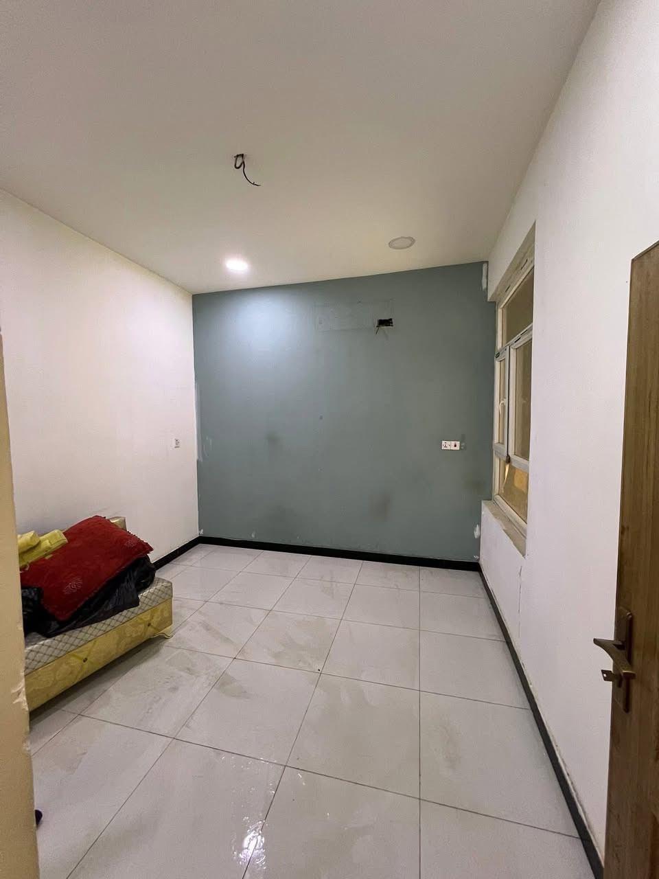 السلام عليكم 
شقه للبيع ملك صرف طابق الارضي الباب علشارع واكو باب على ممر العماره 
مقابل البيت حديقه ماكو جيران مقابيلك وشارع عريض 
مساحه الشقه 80متر تحتوي على غرفتين وصاله ومطبخ ومنور صغير 
كلشي وحد كهرباء ومي وحد 
العنوان الاعظميه المقبره الملكيه 
للاستفسار ***********
