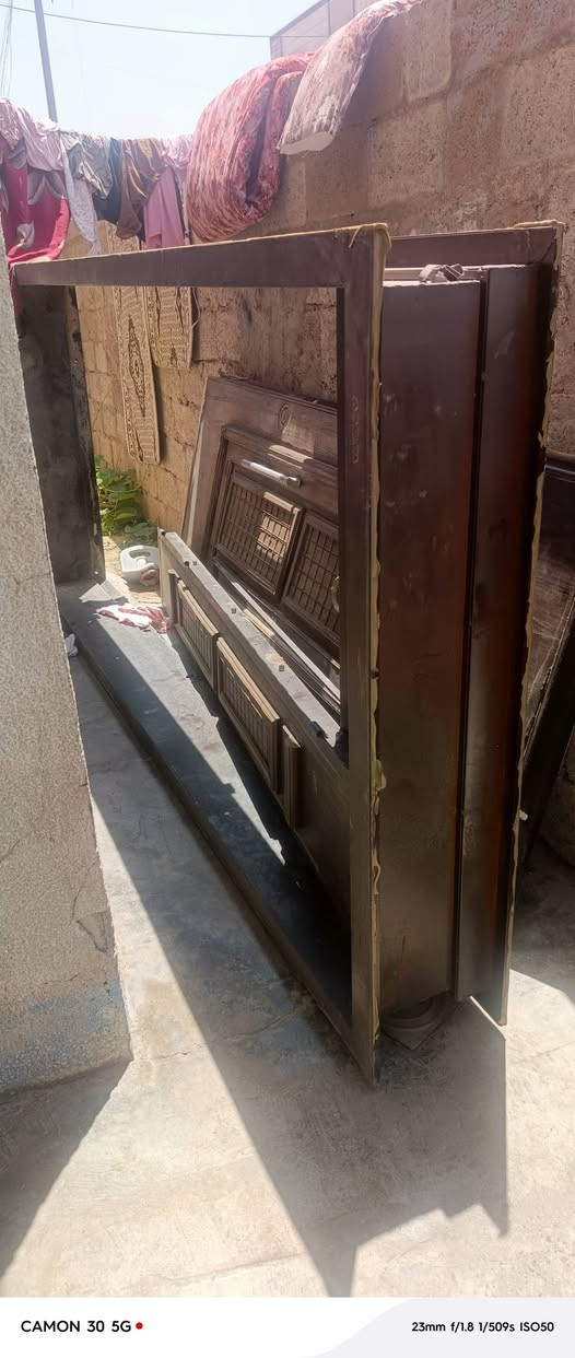 باب كليدور نضيف للبيع هوا وغراضه كامل بس اتشده للبيع عنوان كركوك حي النور ***********
