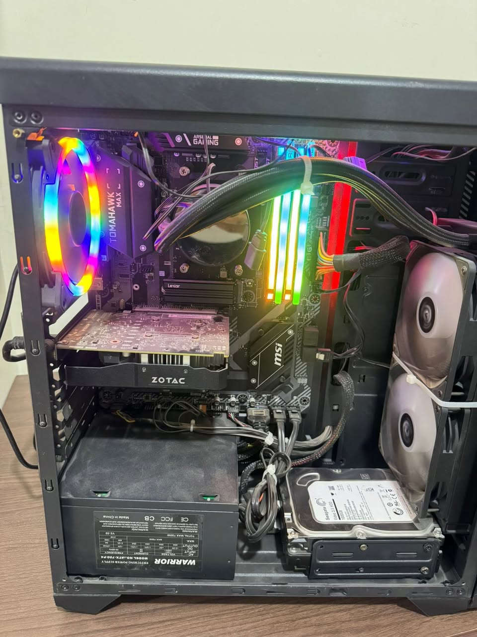 تجميعه البيع بسعر ٨٠٠
* المعالج: AMD Ryzen 5 3600X

* الرام: 64GB (16x4)

* اللوحة: MSI B450 TOMAHAWK MAX

* كارت الشاشة: NVIDIA GTX 1050 Ti 4GB

* هارد 2 TB نوع M2 سامسونج 

* منظومة تبريد مائية للمعالج


**إذا كنت صاحب هذا الإعلان وتريد حذفه لأي سبب، رجاءا أرسل رسالة إلى الدعم الفني**