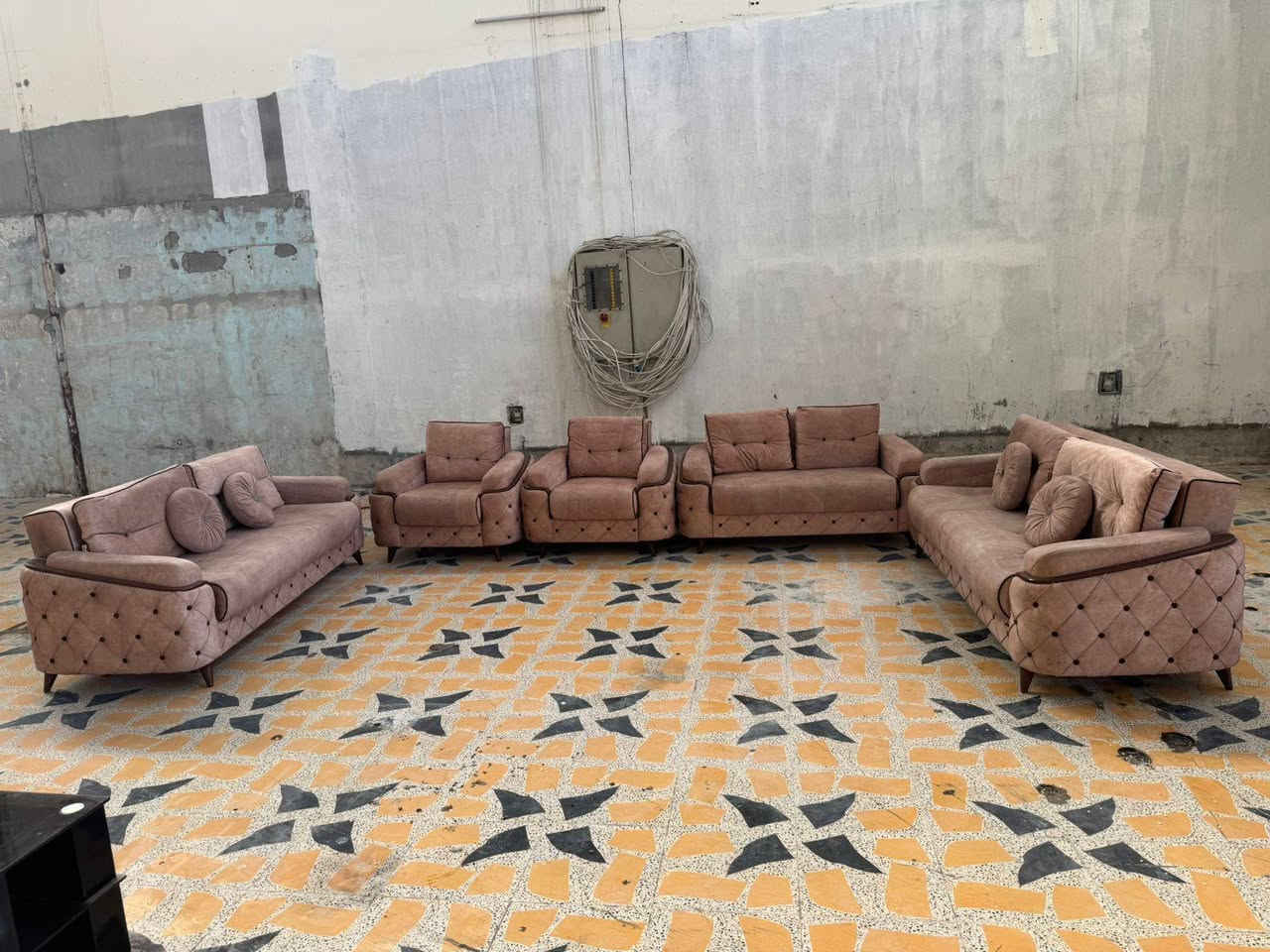 تخم قنفات تركي، 10 نفر. نظيف جداً وما بيه أي عيب، الإسفنج ماله بعده قوي (ما نايم)، وما بي أي وصخ أو بقع. والميزة الحلوة اللي بي إنه ينفتح ويصير جرباية (سيسام).
0750 892 1090
